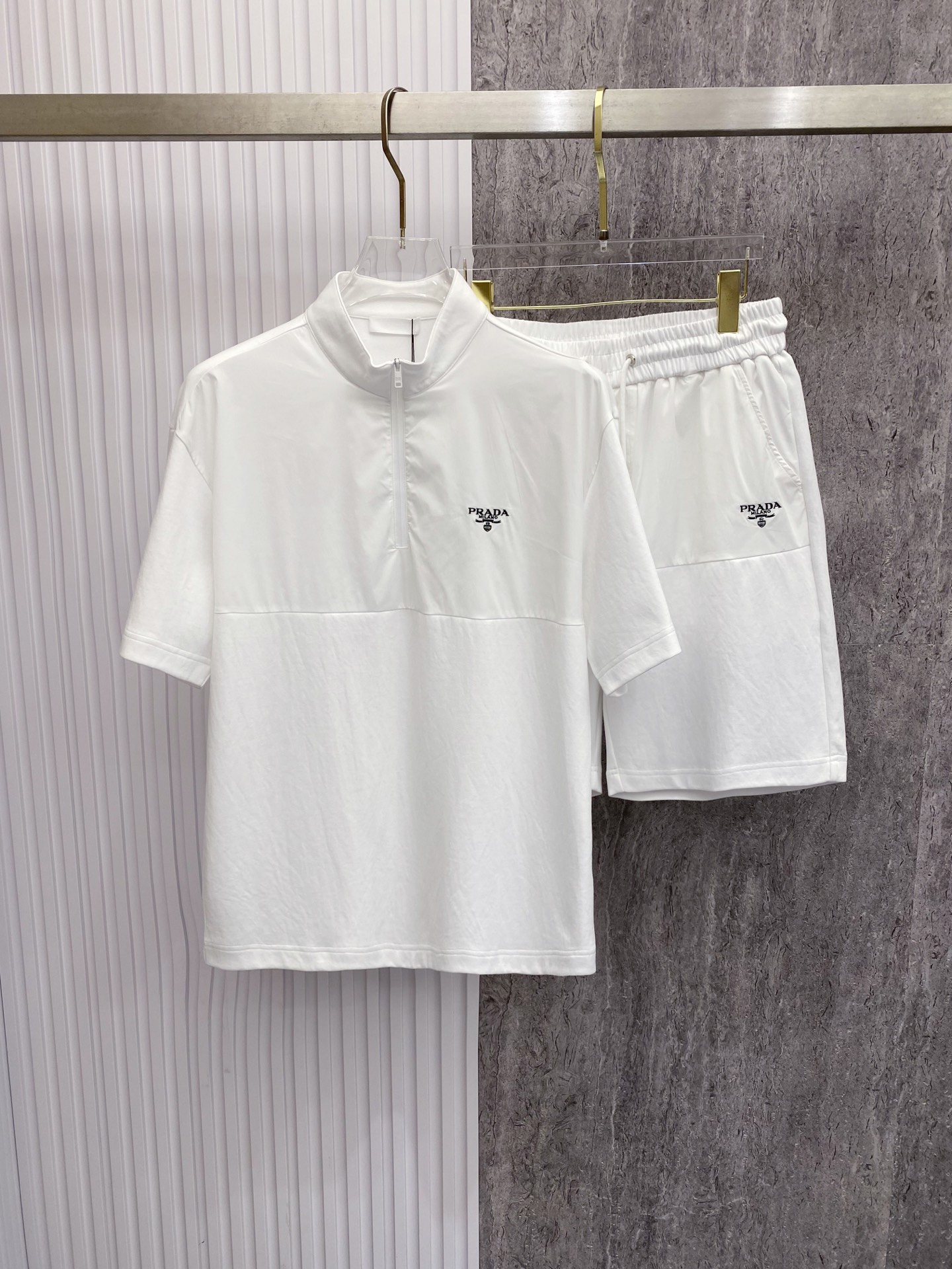 秋冬服の通販 プラダ 上下服 セットアップ メンズ