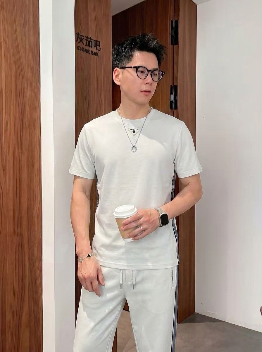 秋冬服の通販 プラダ 上下服 セットアップ メンズ