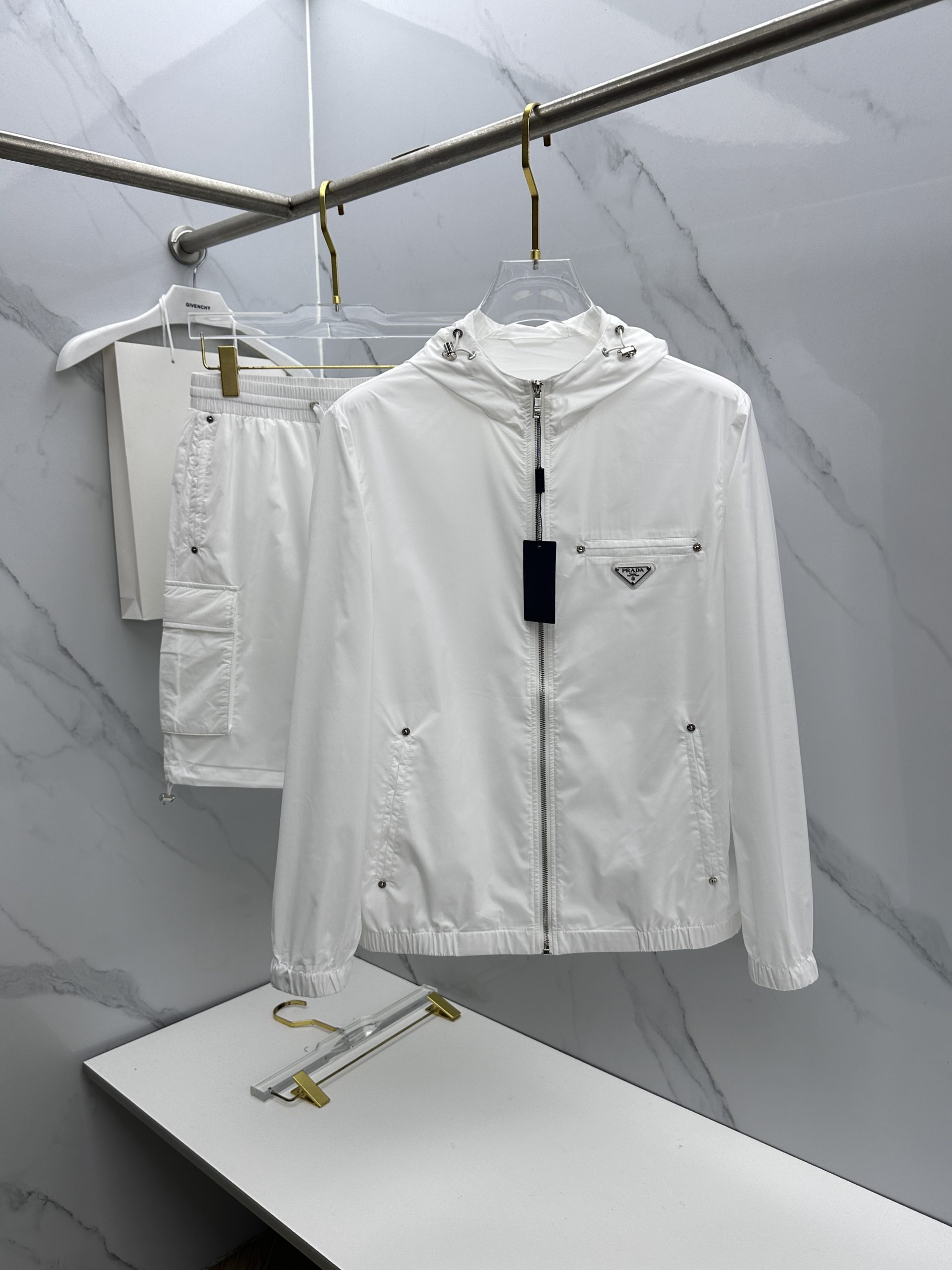 秋冬服の通販 プラダ 上下服 セットアップ メンズ