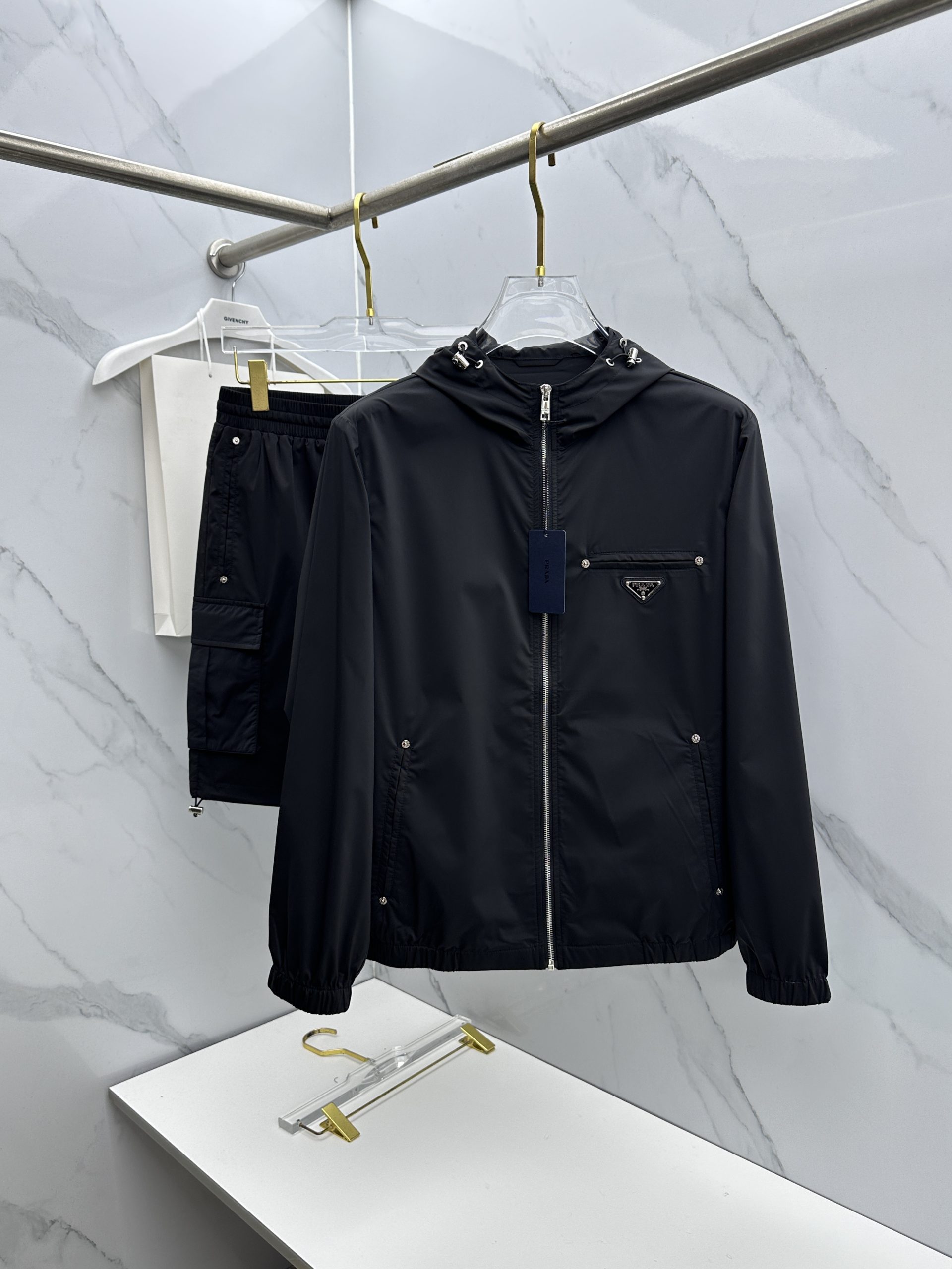 秋冬服の通販 プラダ 上下服 セットアップ メンズ
