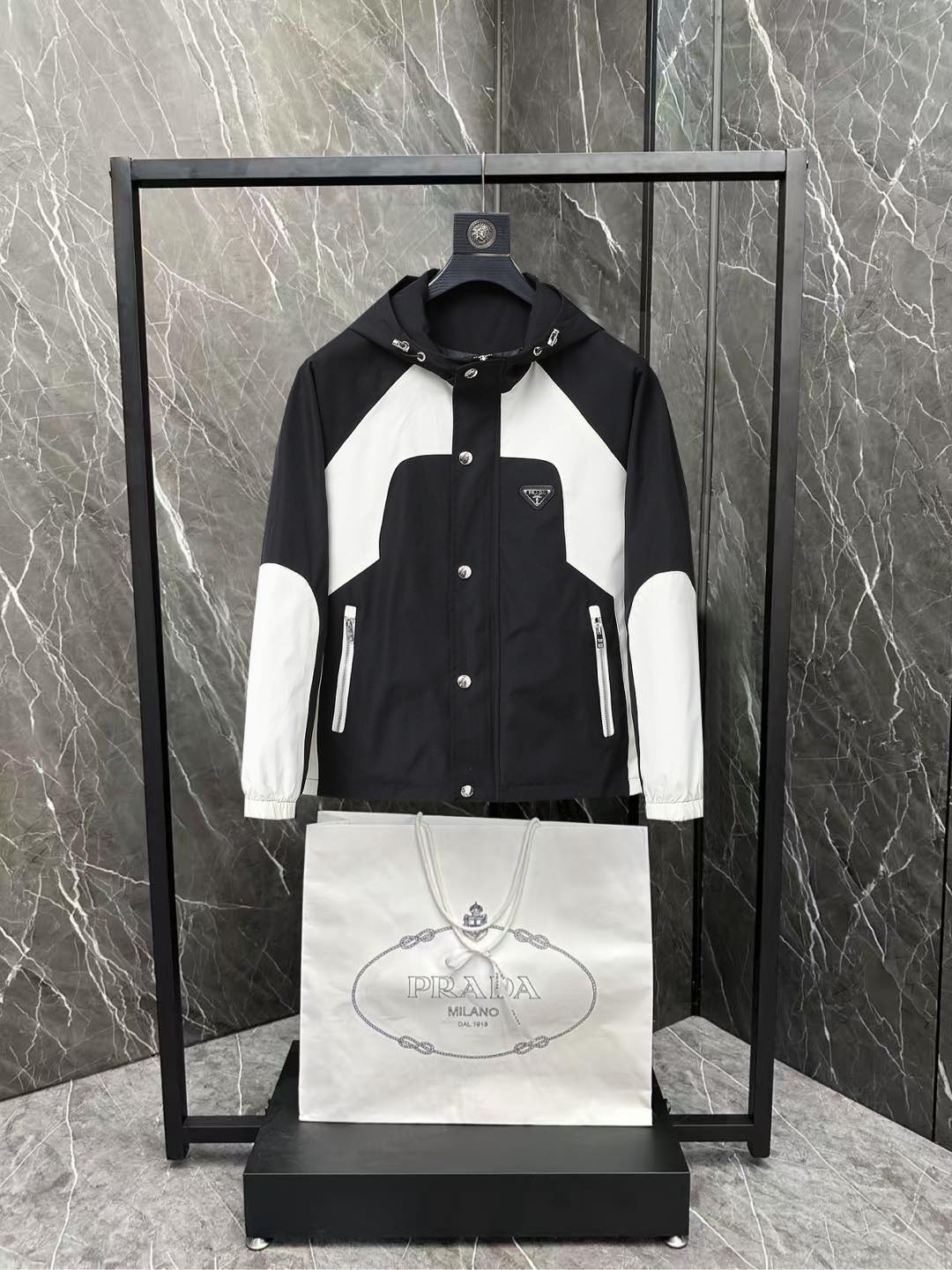 秋冬服の通販 プラダ トップス/アウター メンズ