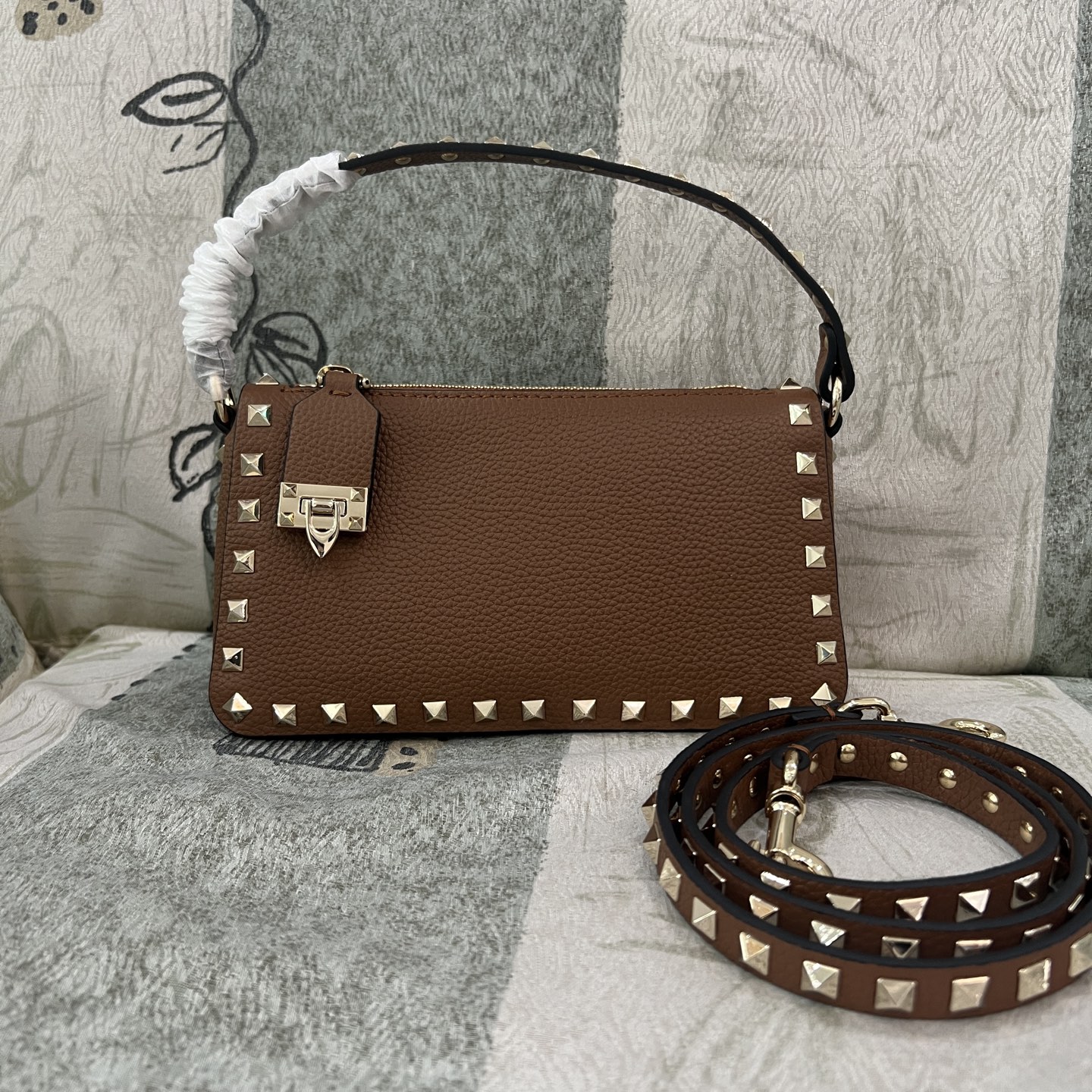 ヴァレンティノ カバン バッグ ショルダーハンドバッグ GARAVANI ROCKSTUD 2606