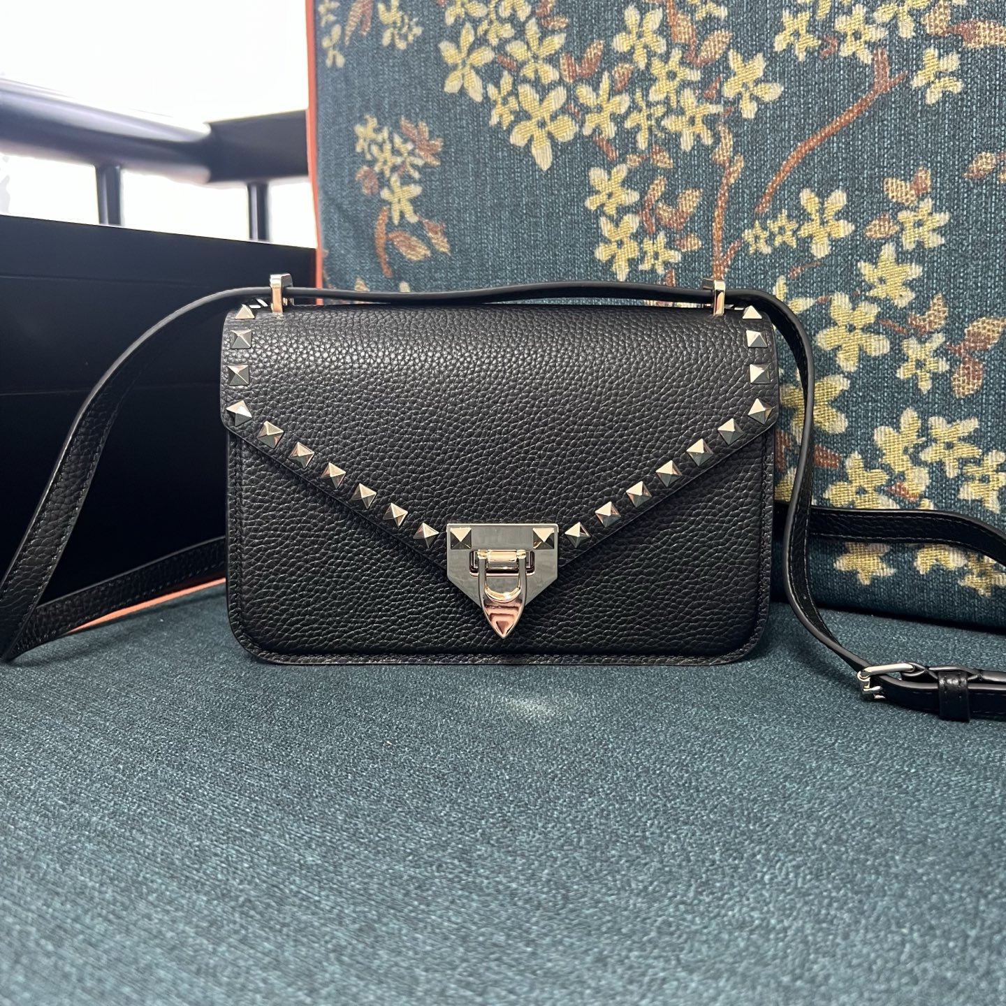 ヴァレンティノ カバン バッグ ショルダーハンドバッグ GARAVANI ROCKSTUD