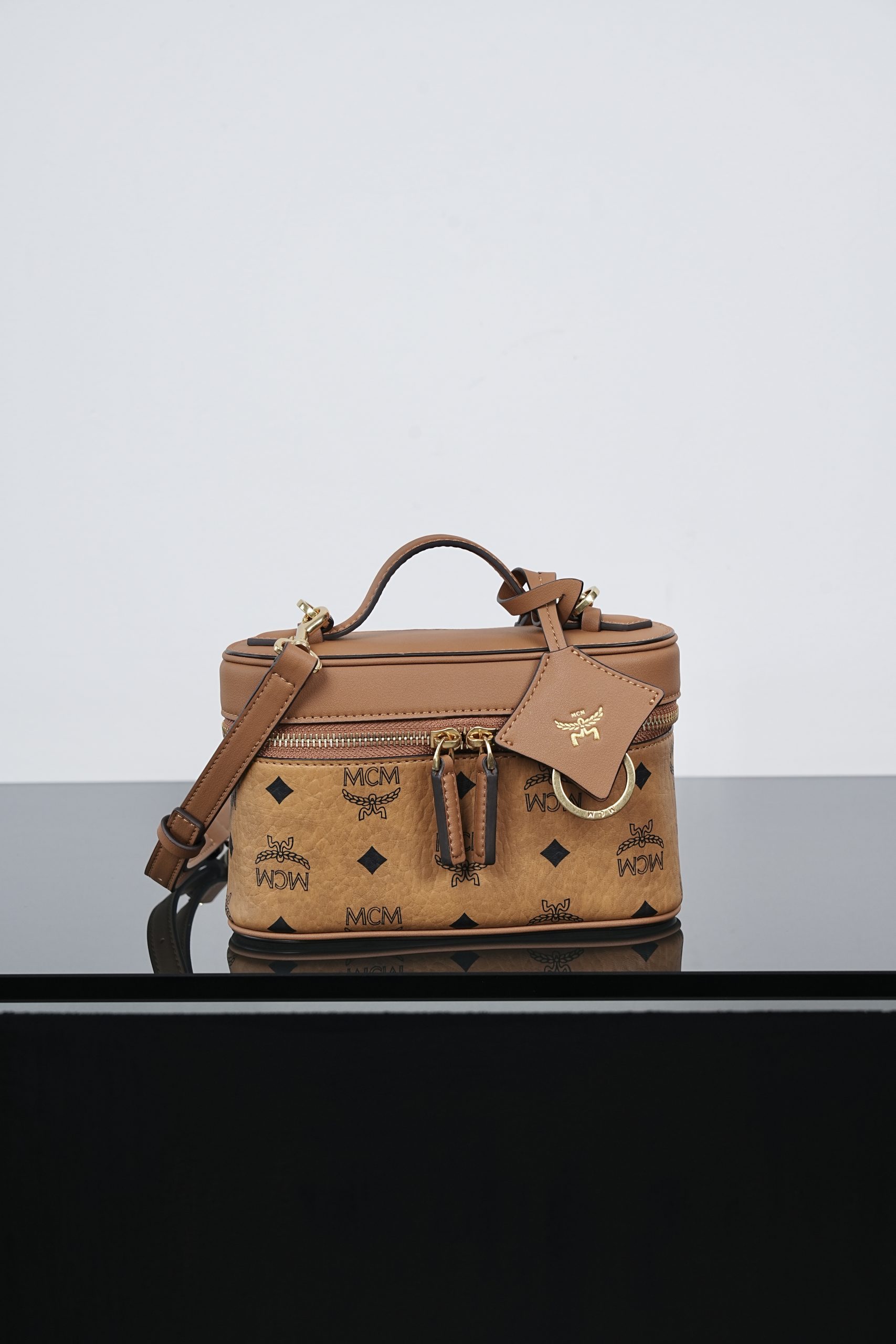 MCM(エムシーエム) カバン バッグハンド Aren Vanity CASE In Visetos 2606