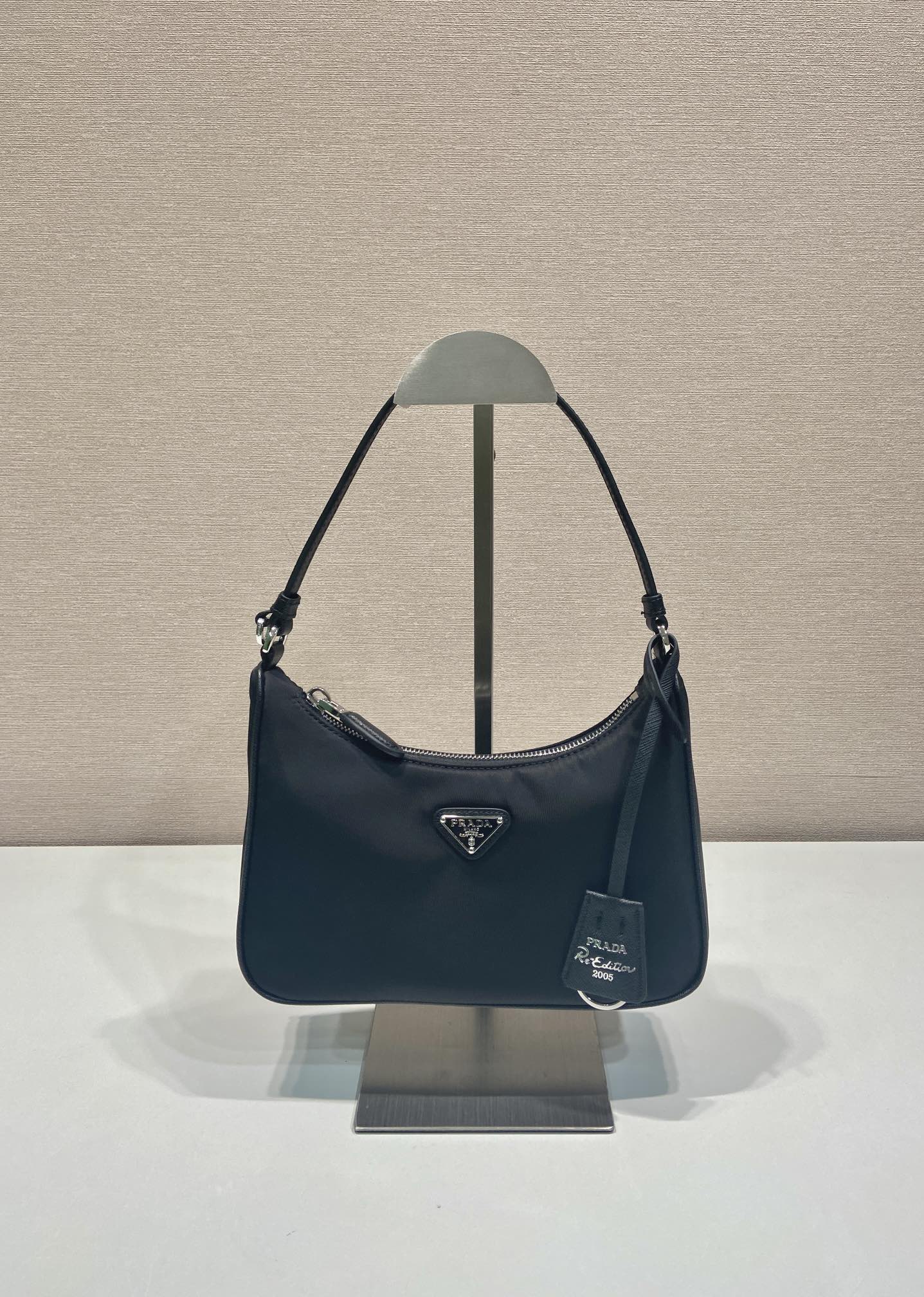激安人気新品鞄 バッグ プラダ Re-Edition Hobo ハンドバッグ 2606