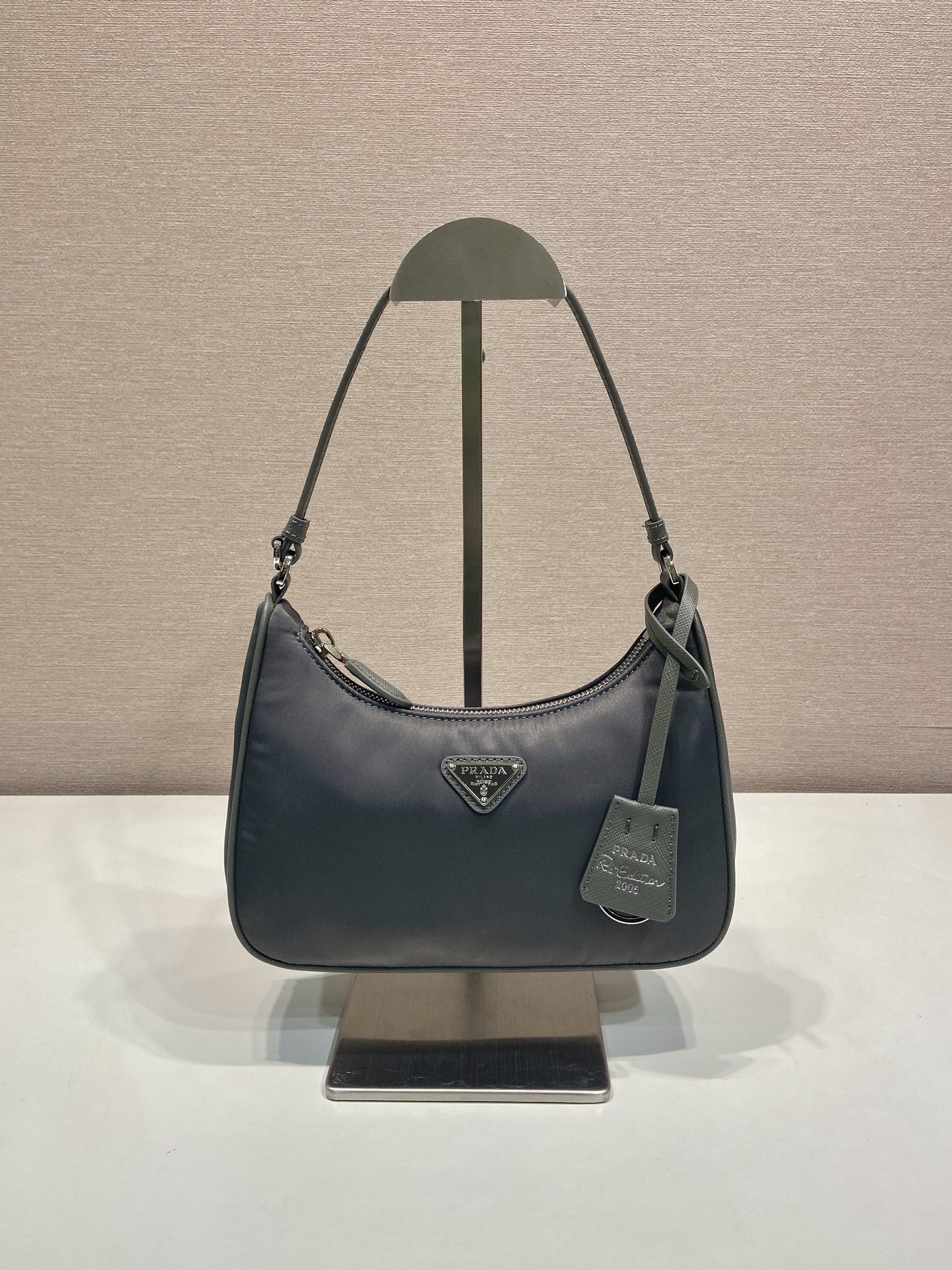 激安人気新品鞄 バッグ プラダ Re-Edition Hobo ハンドバッグ
