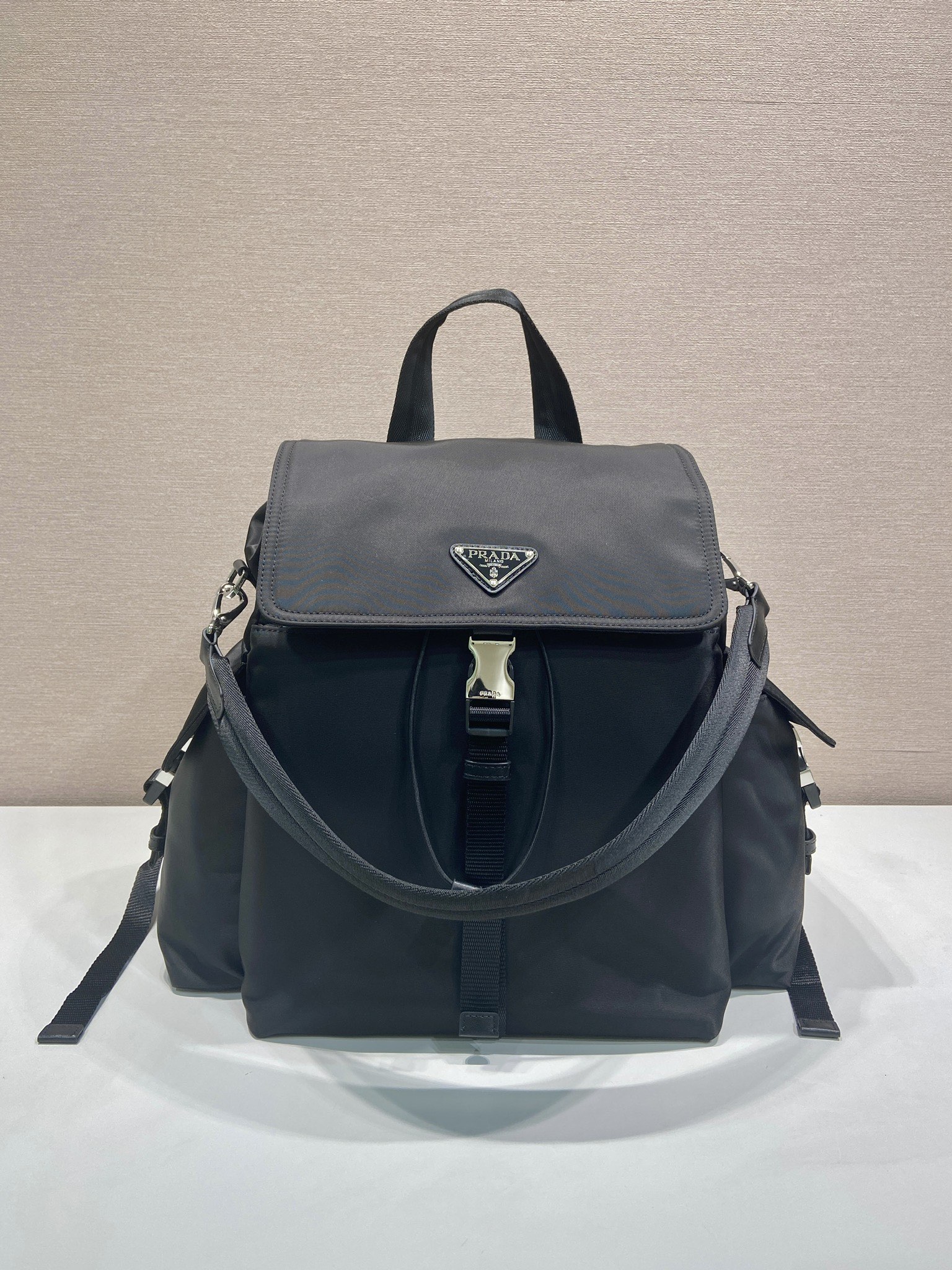 激安人気新品鞄 バッグ プラダ Explore 後背包 リュック 2606