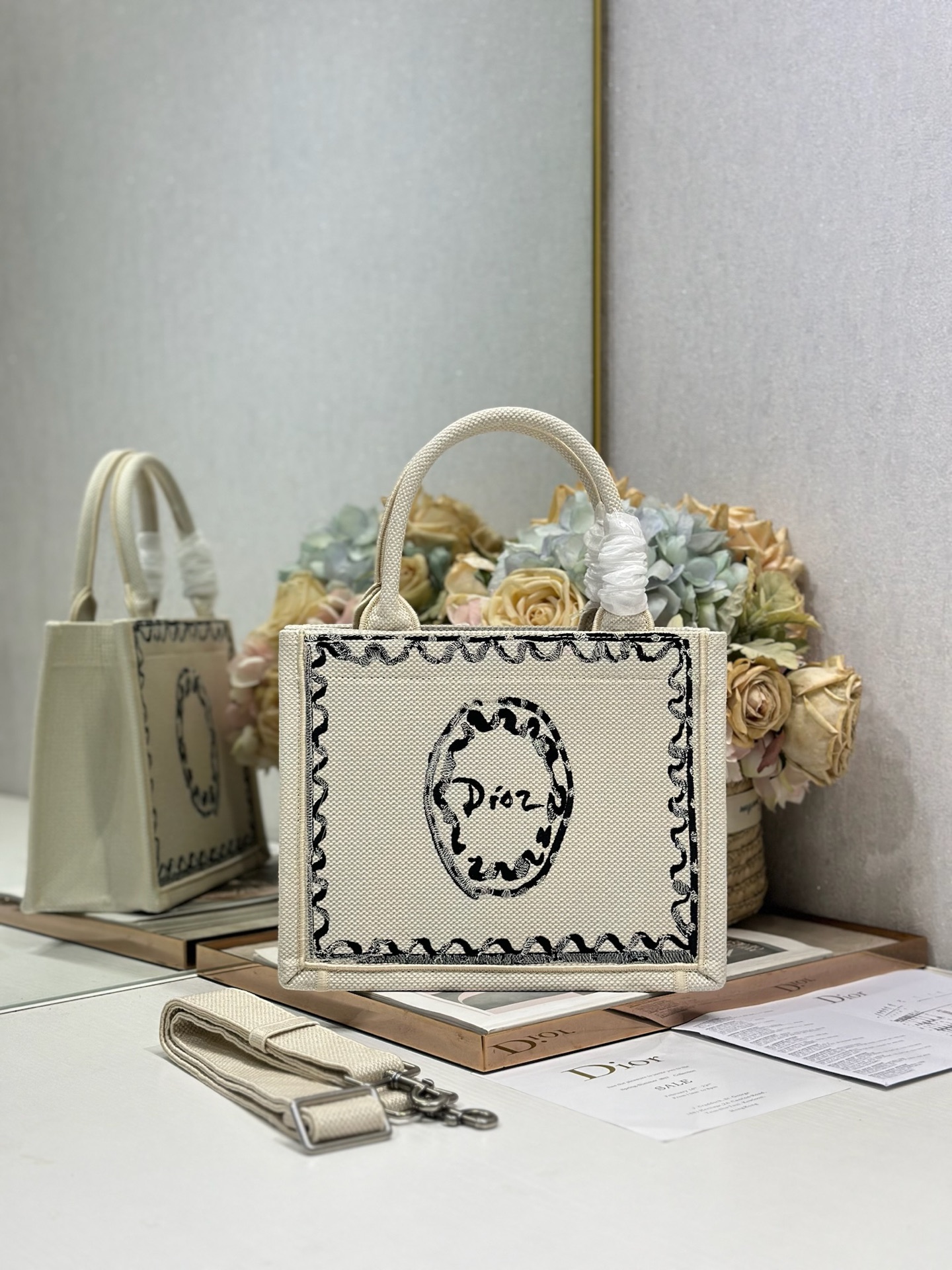 人気 クリスチャンディオール ハンドバッグ Mini BOOK TOTE Sサイズ 26016