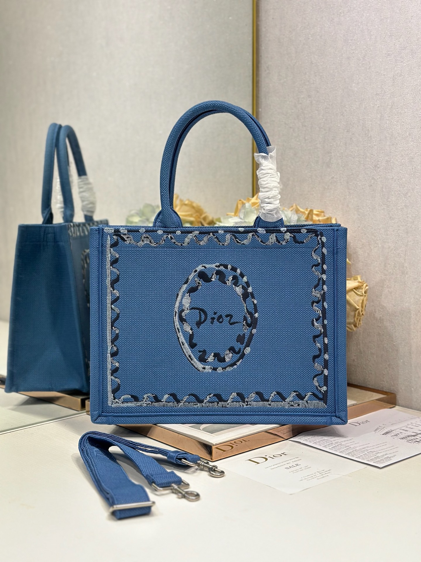 人気 クリスチャンディオール ハンドバッグ BOOK TOTE Mサイズ 26016
