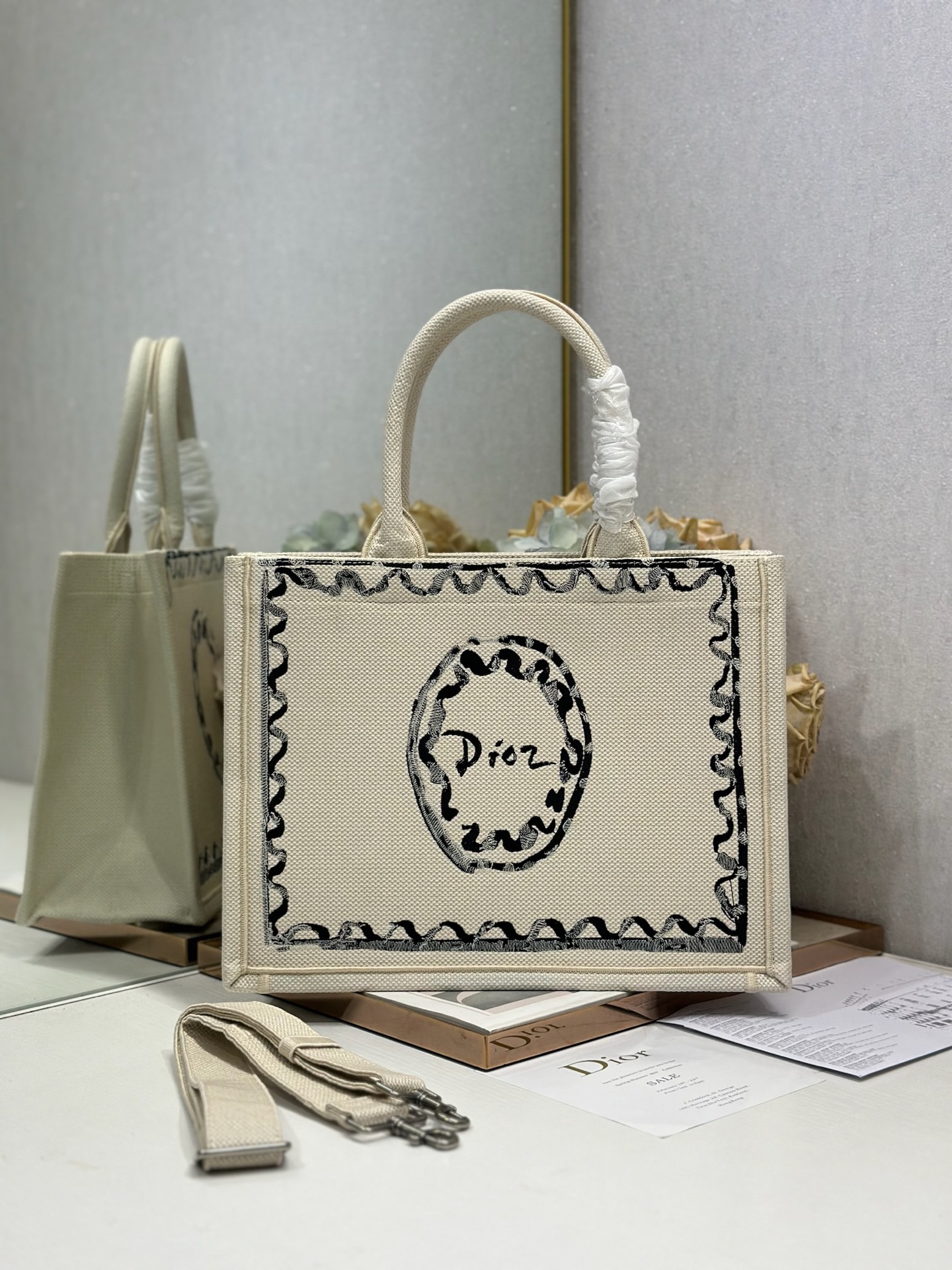 人気 クリスチャンディオール ハンドバッグ BOOK TOTE Mサイズ 26016