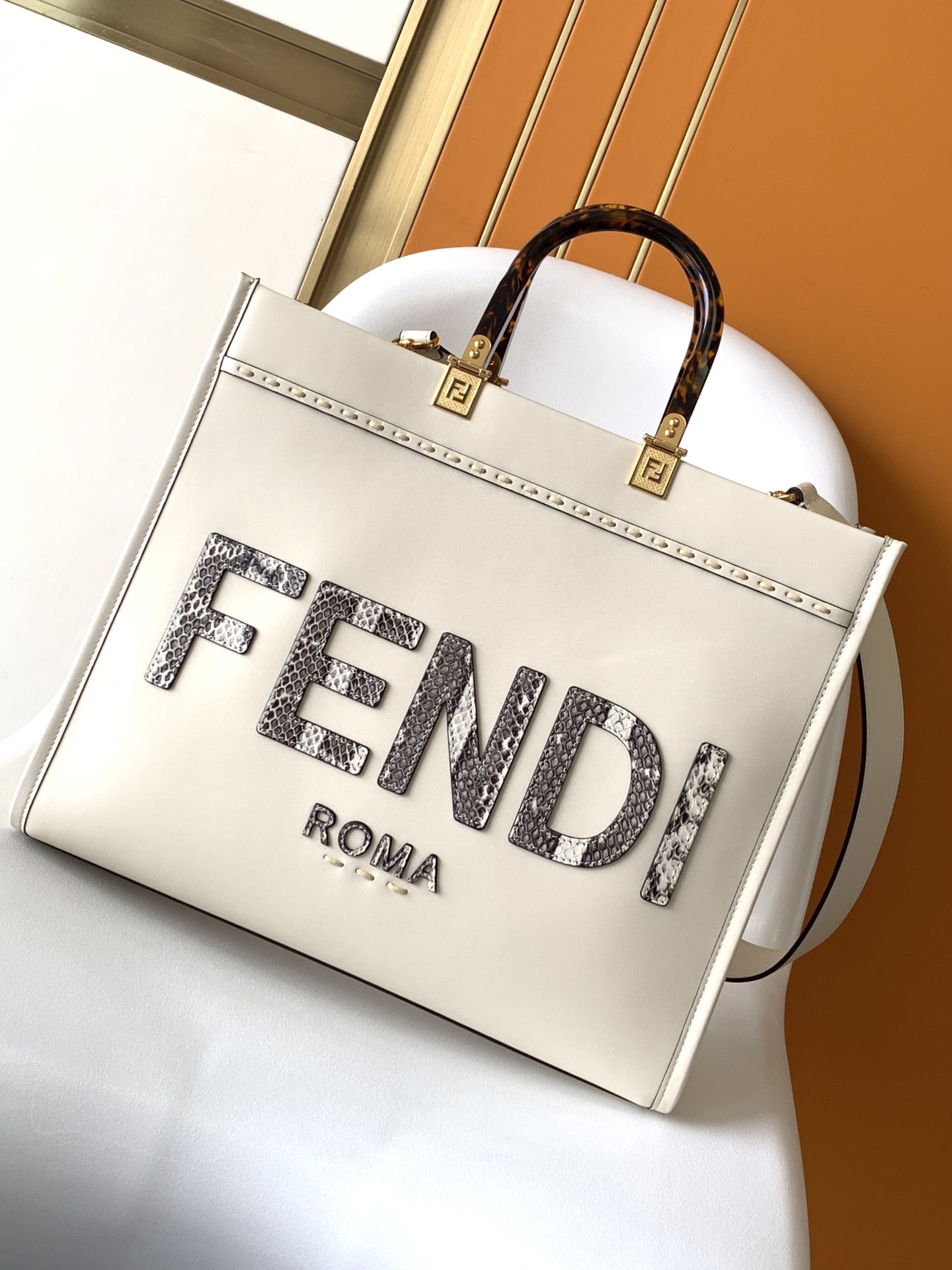 激安人気新品鞄 バッグ フェンディ FEND Sunshine Shopper ハンドバッグ 2606