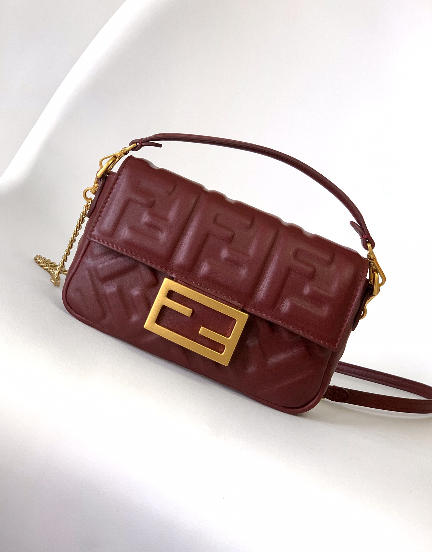 激安人気新品鞄 バッグ フェンディ FEND Baguette S ハンドバッグ 2606