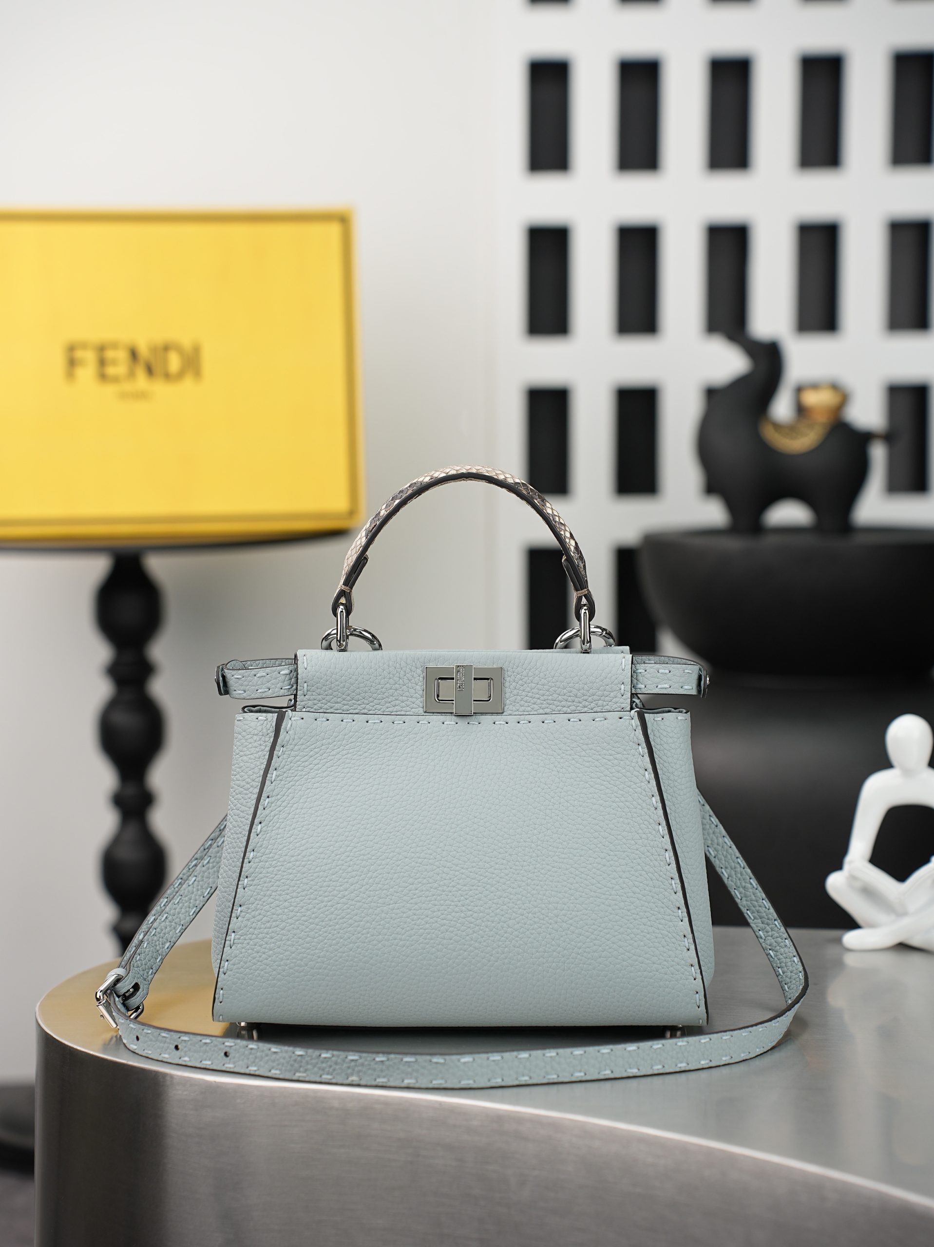 激安人気新品鞄 バッグ フェンディ Peeksboo S ハンドバッグ 2606