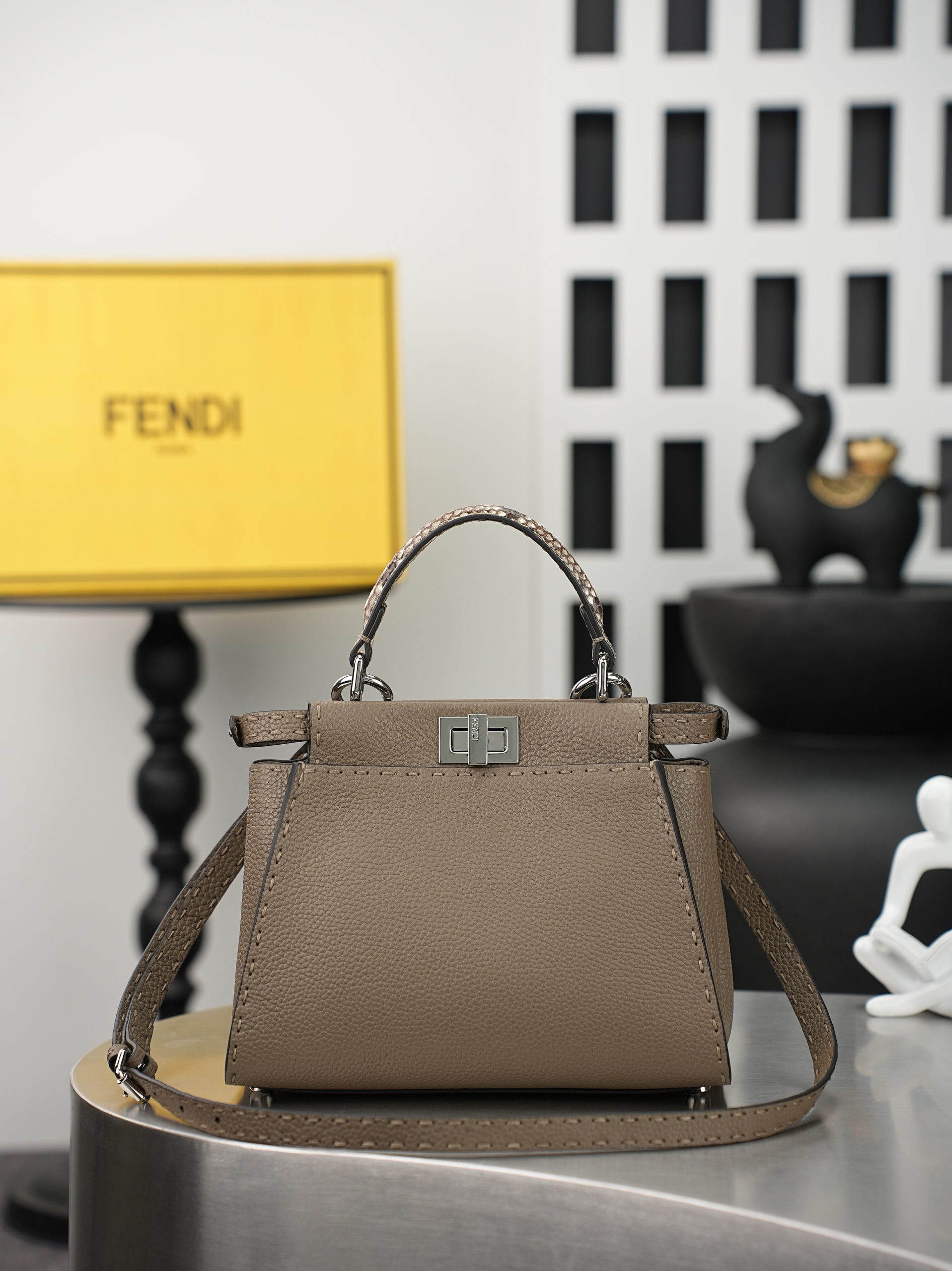 激安人気新品鞄 バッグ フェンディ Peeksboo S ハンドバッグ