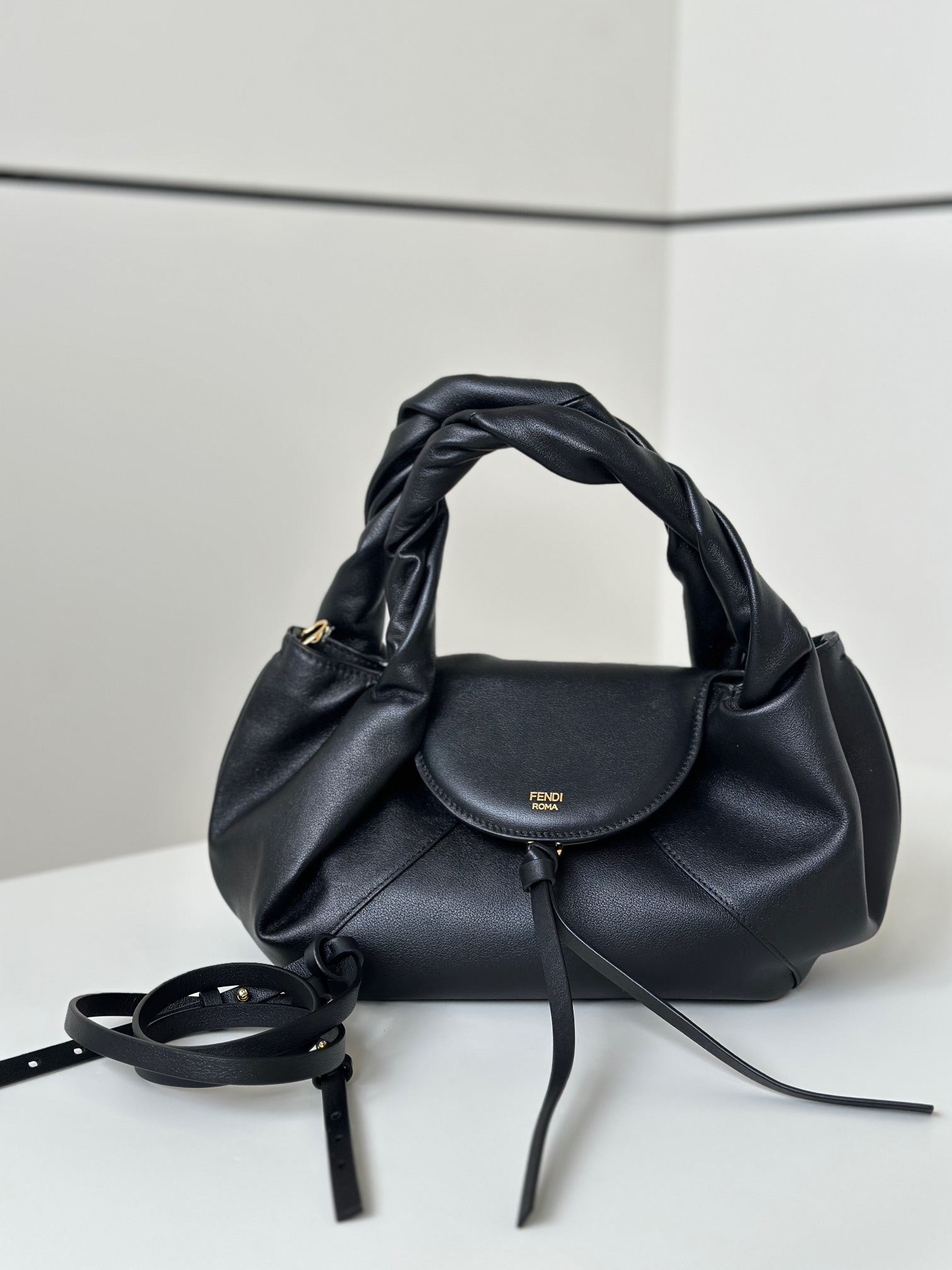 激安人気新品鞄 バッグ フェンディ SPY ハンドバッグ M 2606