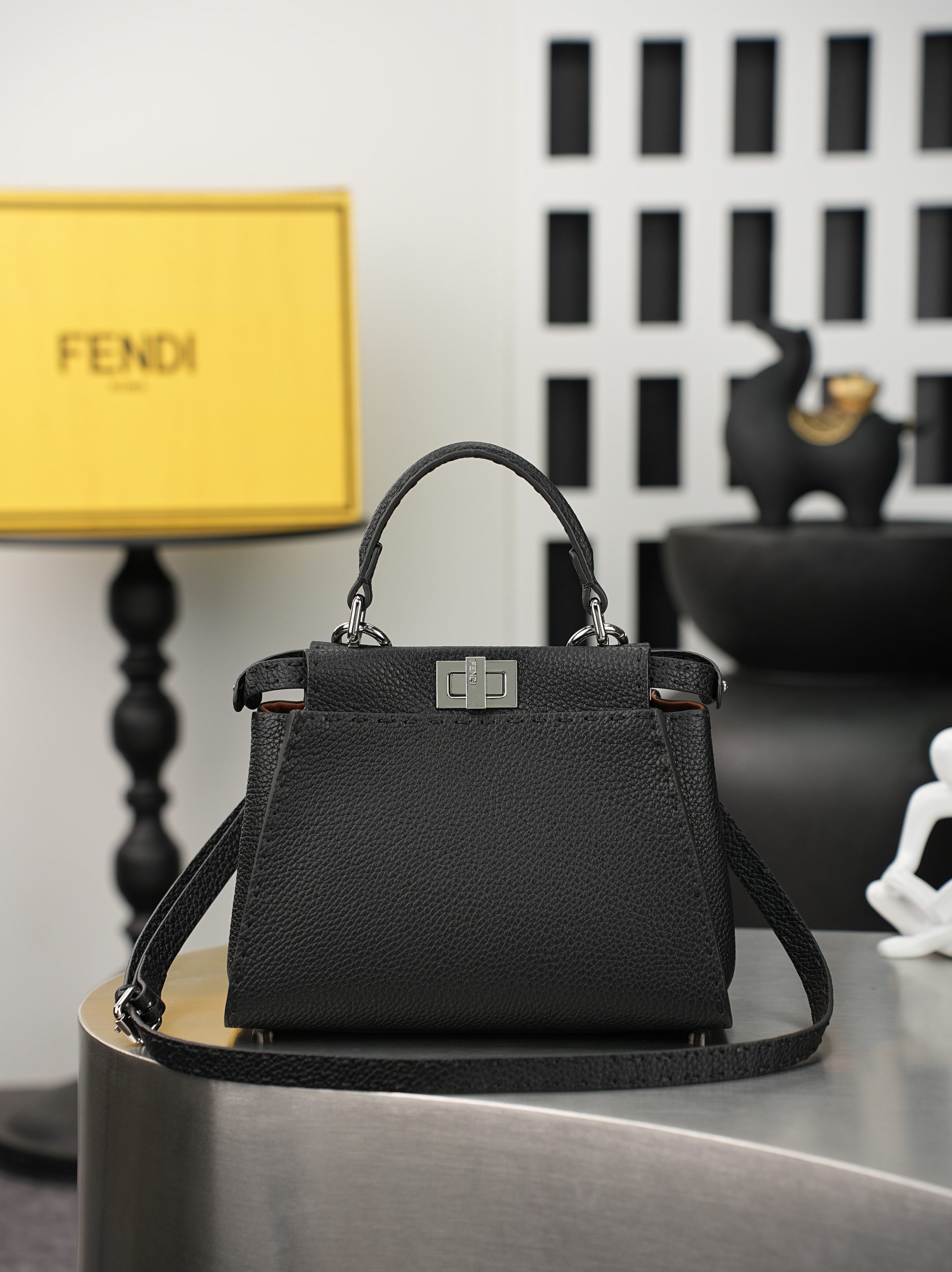 激安人気新品鞄 バッグ フェンディ Peeksboo S ハンドバッグ 2606