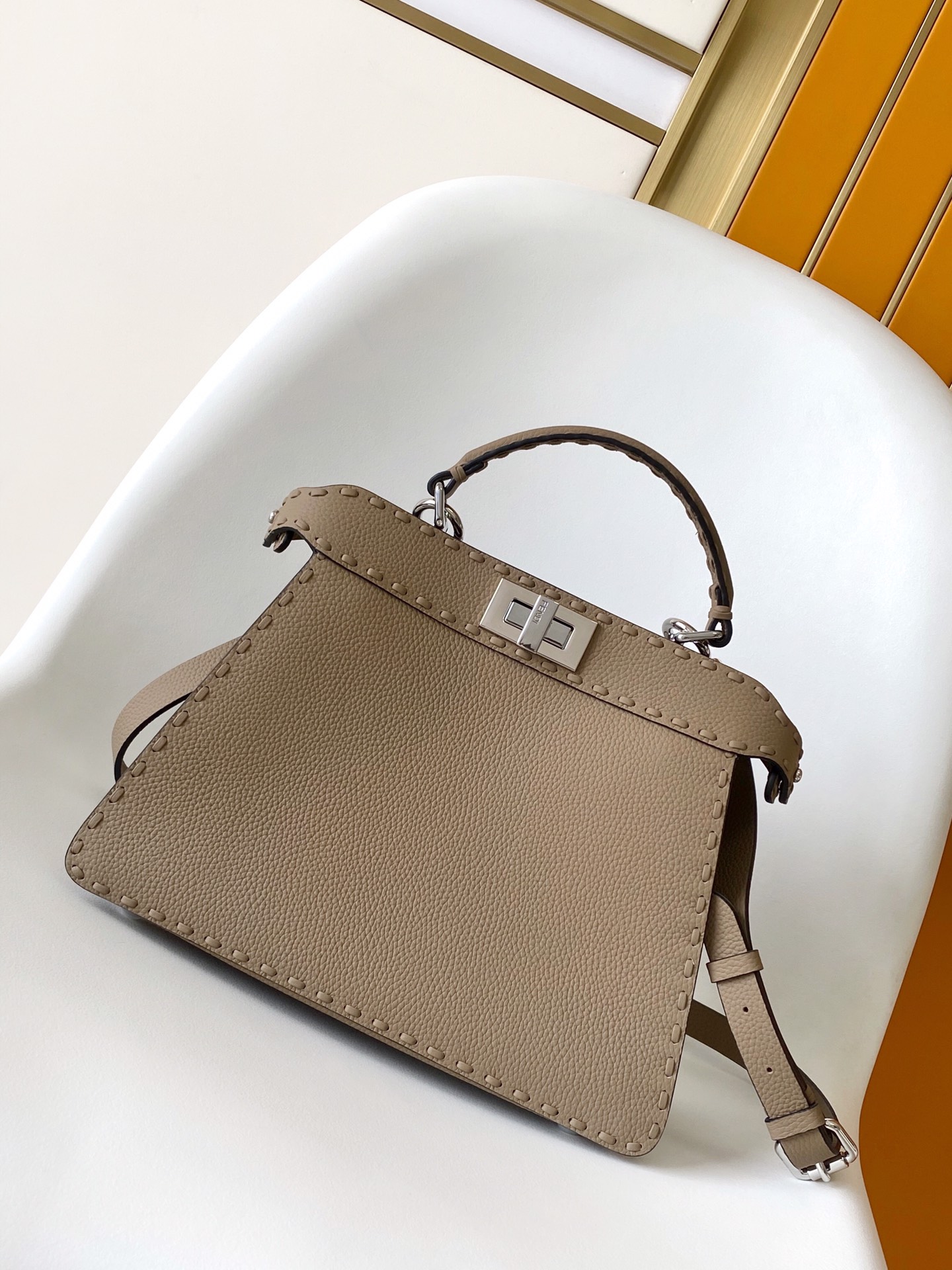激安人気新品鞄 バッグ フェンディ Peeksboo Iseeu ハンドバッグ 2606