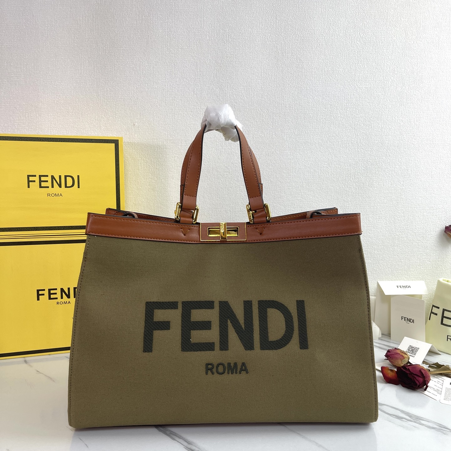 激安人気新品鞄 バッグ フェンディ Peekaboo Tote M ハンドバッグ 2606