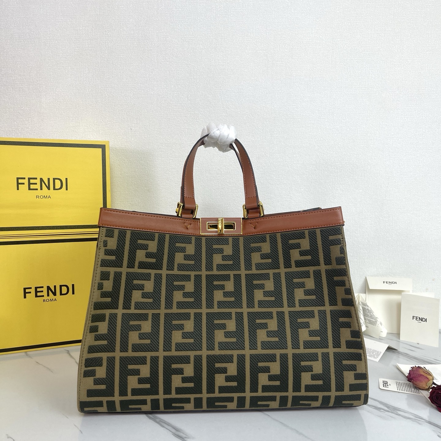 激安人気新品鞄 バッグ フェンディ Peekaboo Tote M ハンドバッグ