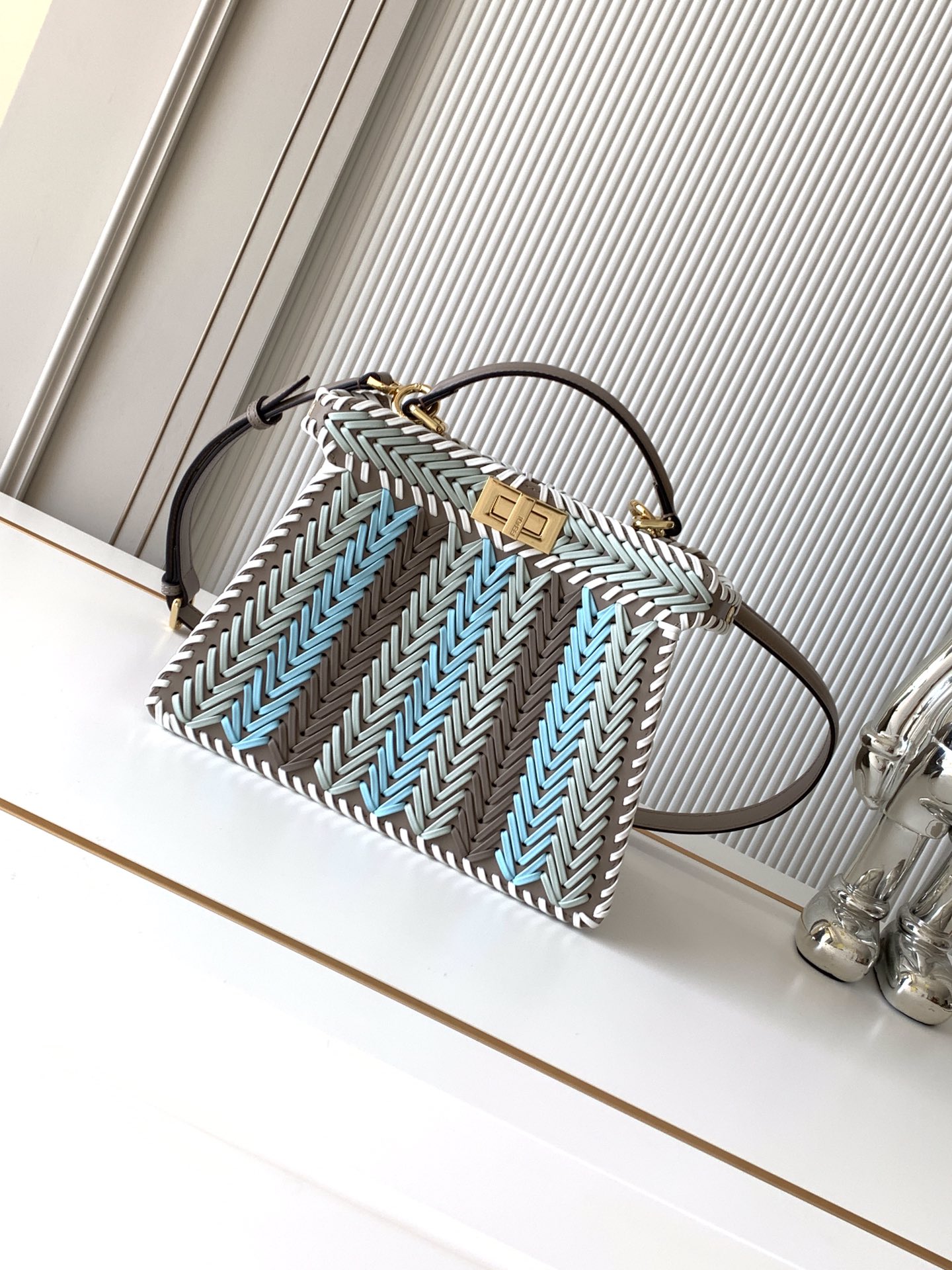激安人気新品鞄 バッグ フェンディ Peeksboo Iconic Iseeu ハンドバッグ 2606