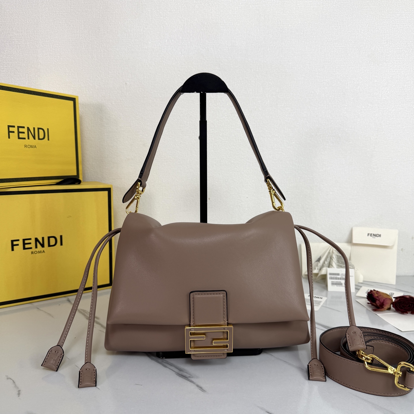 激安人気新品鞄 バッグ フェンディMamma ハンドバッグ M 2606