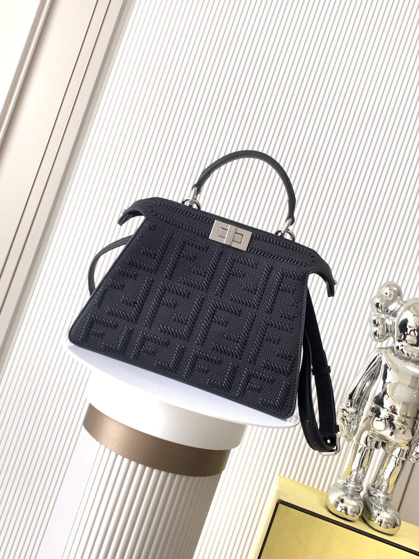激安人気新品鞄 バッグ フェンディ Peeksboo Iseeu petite M ハンドバッグ 2606