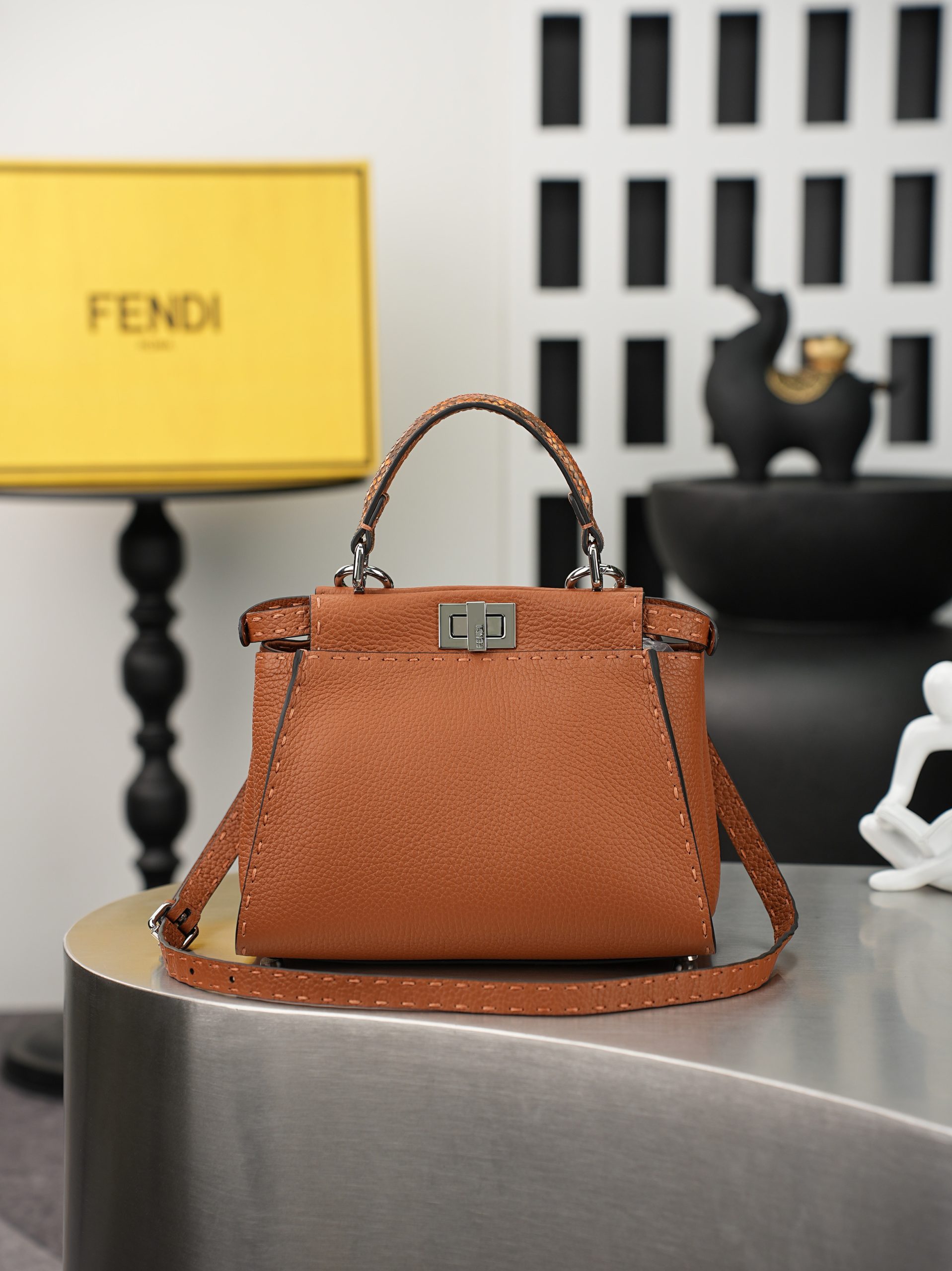 激安人気新品鞄 バッグ フェンディ Peeksboo S ハンドバッグ 2606