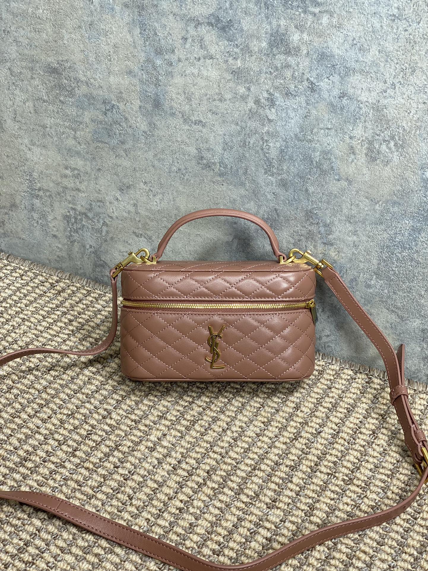 新作通販 超美品 イヴ サンローラン 鞄 ハンドバッグ 2512