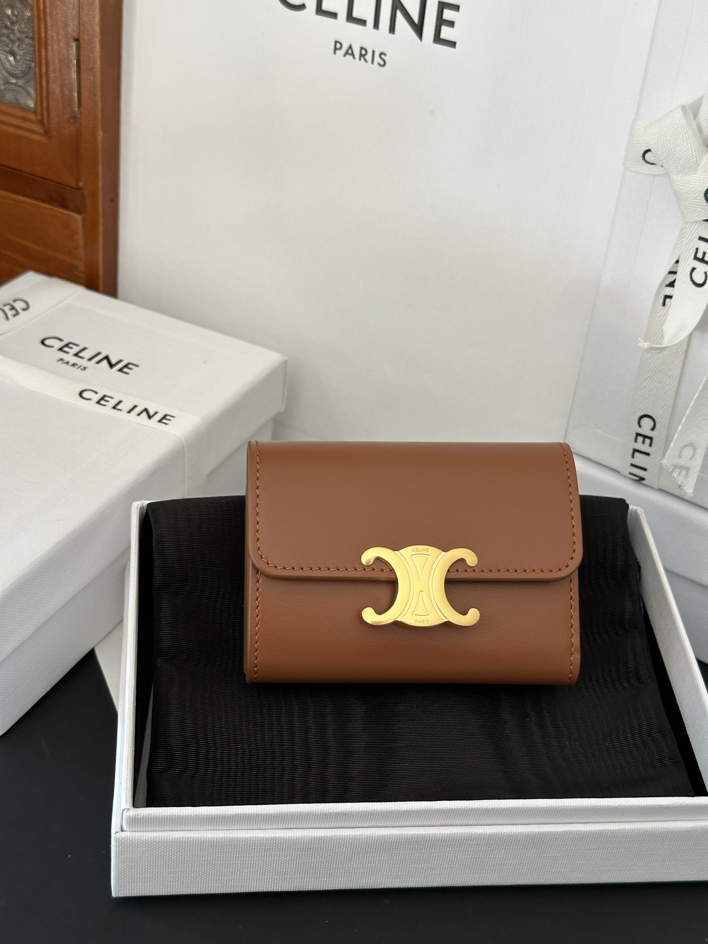 上品な人気セリーヌc財布通販 TRIOMTH 三つ折り短財布