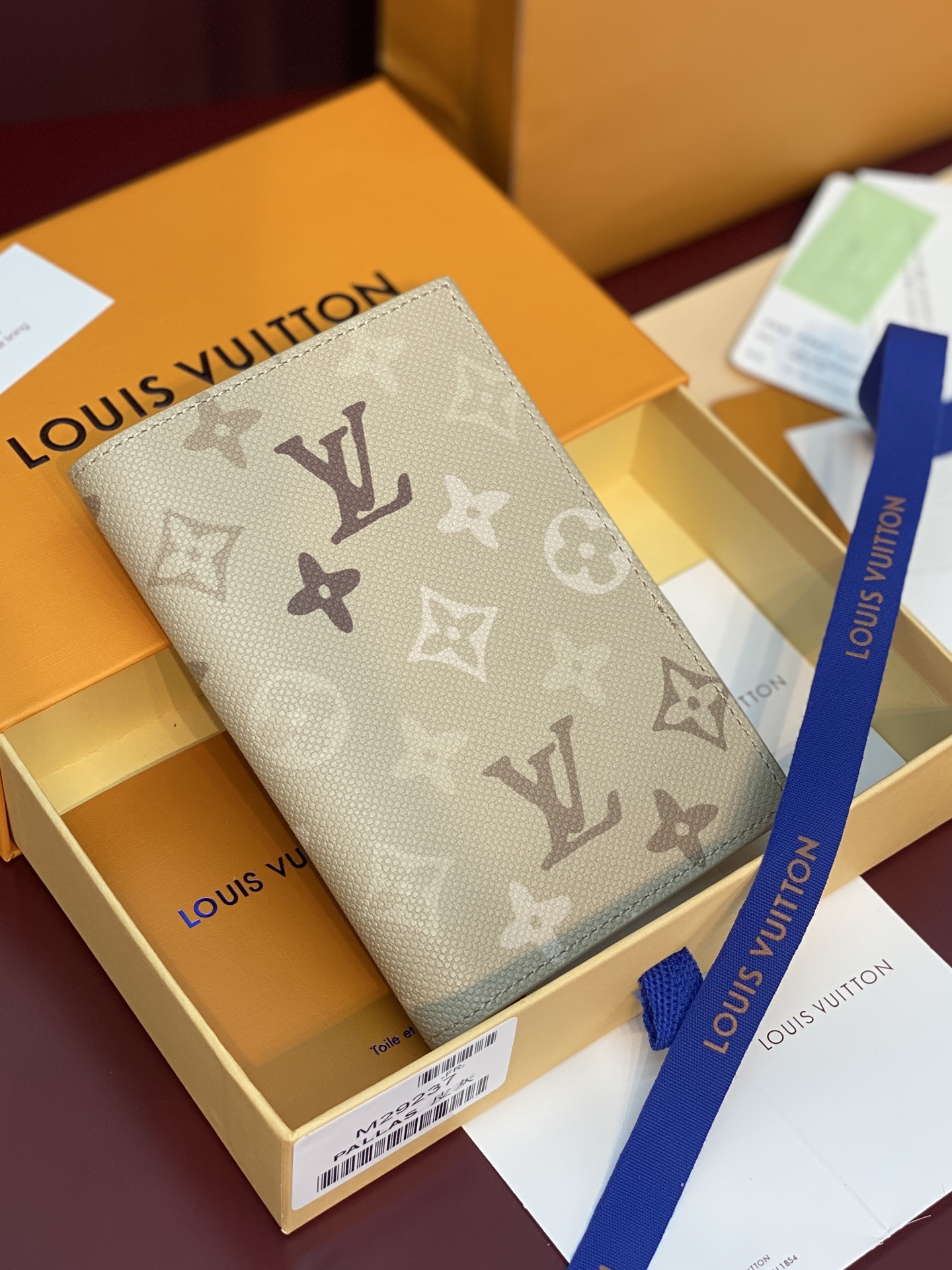 ルイヴィトン 財布 カバー クーヴェルテュール?パスポール