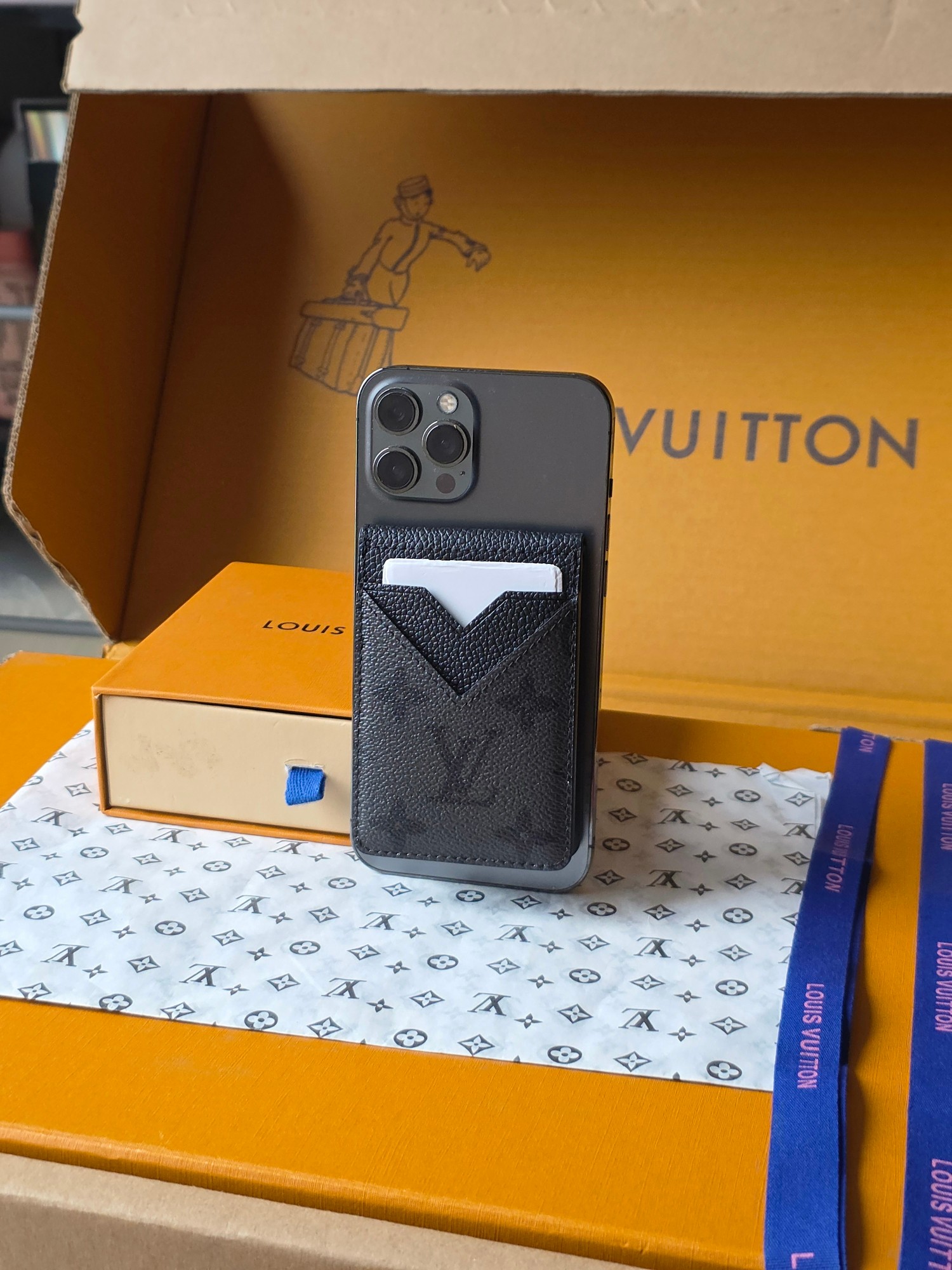ルイヴィトン 財布 進化した機能性 スマホカードケース