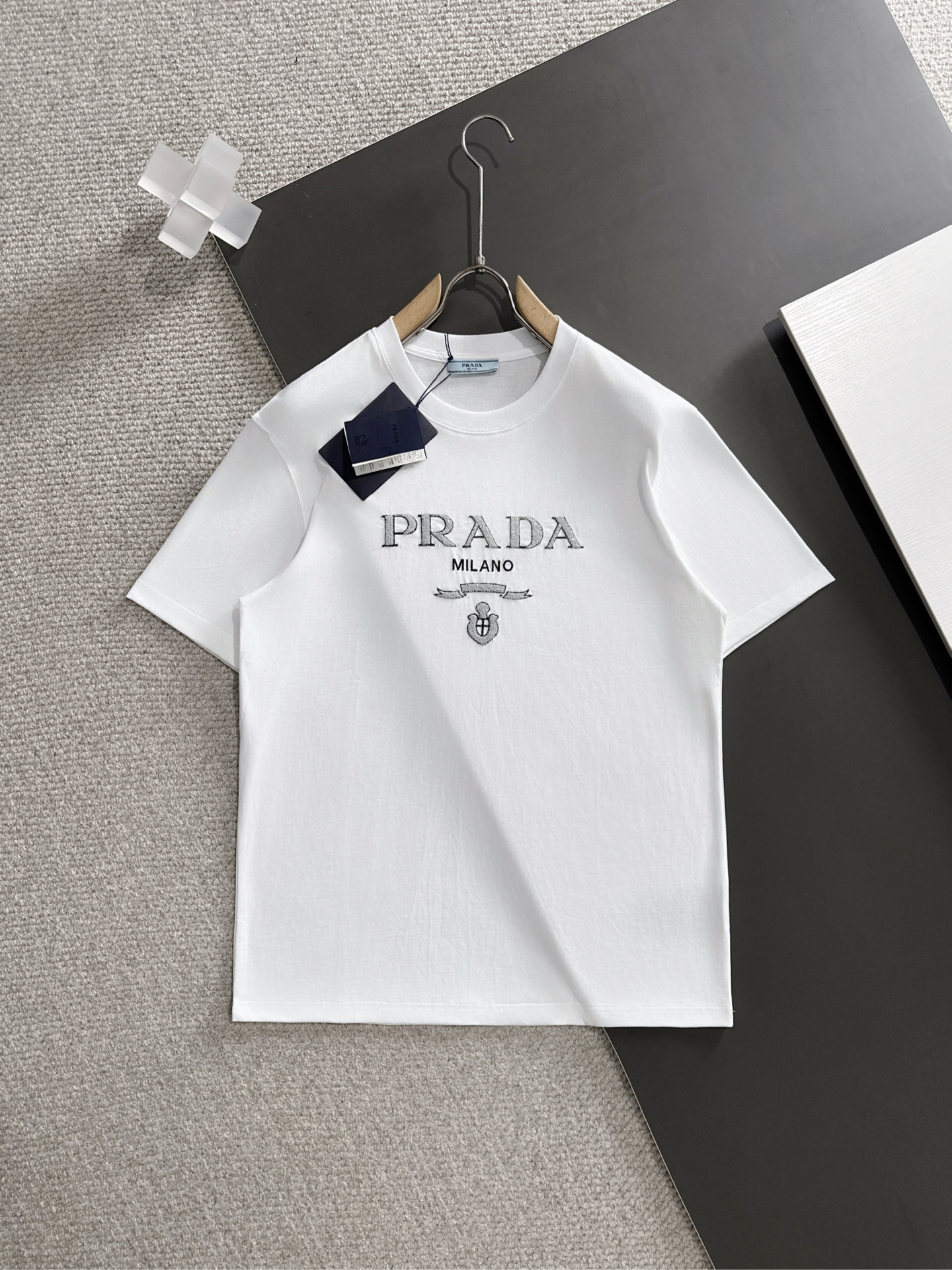 プラダ 26 新作が登場 半袖Tシャツ トップス メンズ