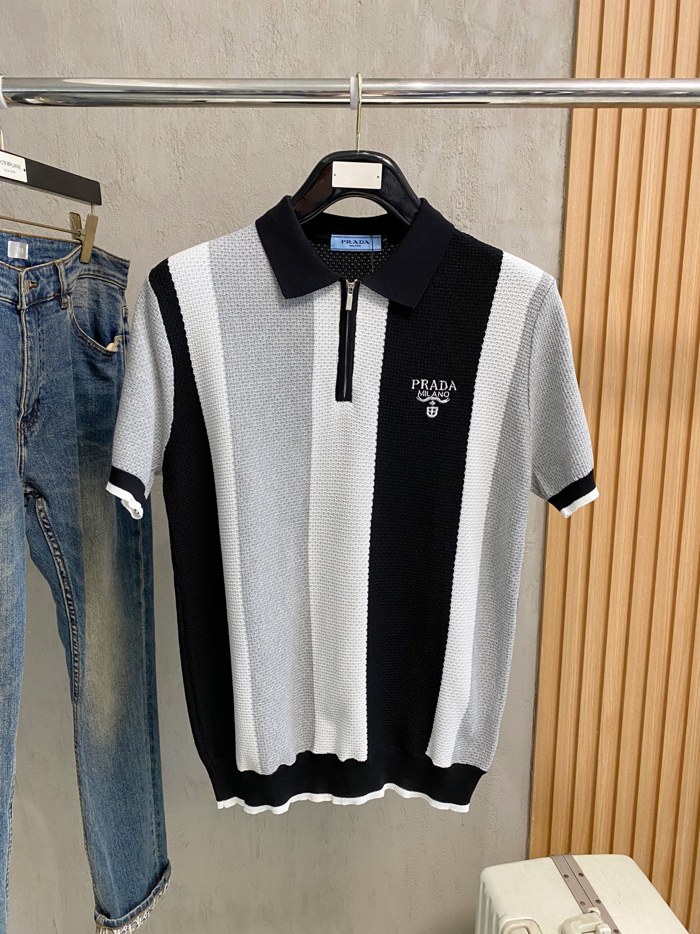 プラダ 26 新作が登場 半袖Tシャツ トップス メンズ