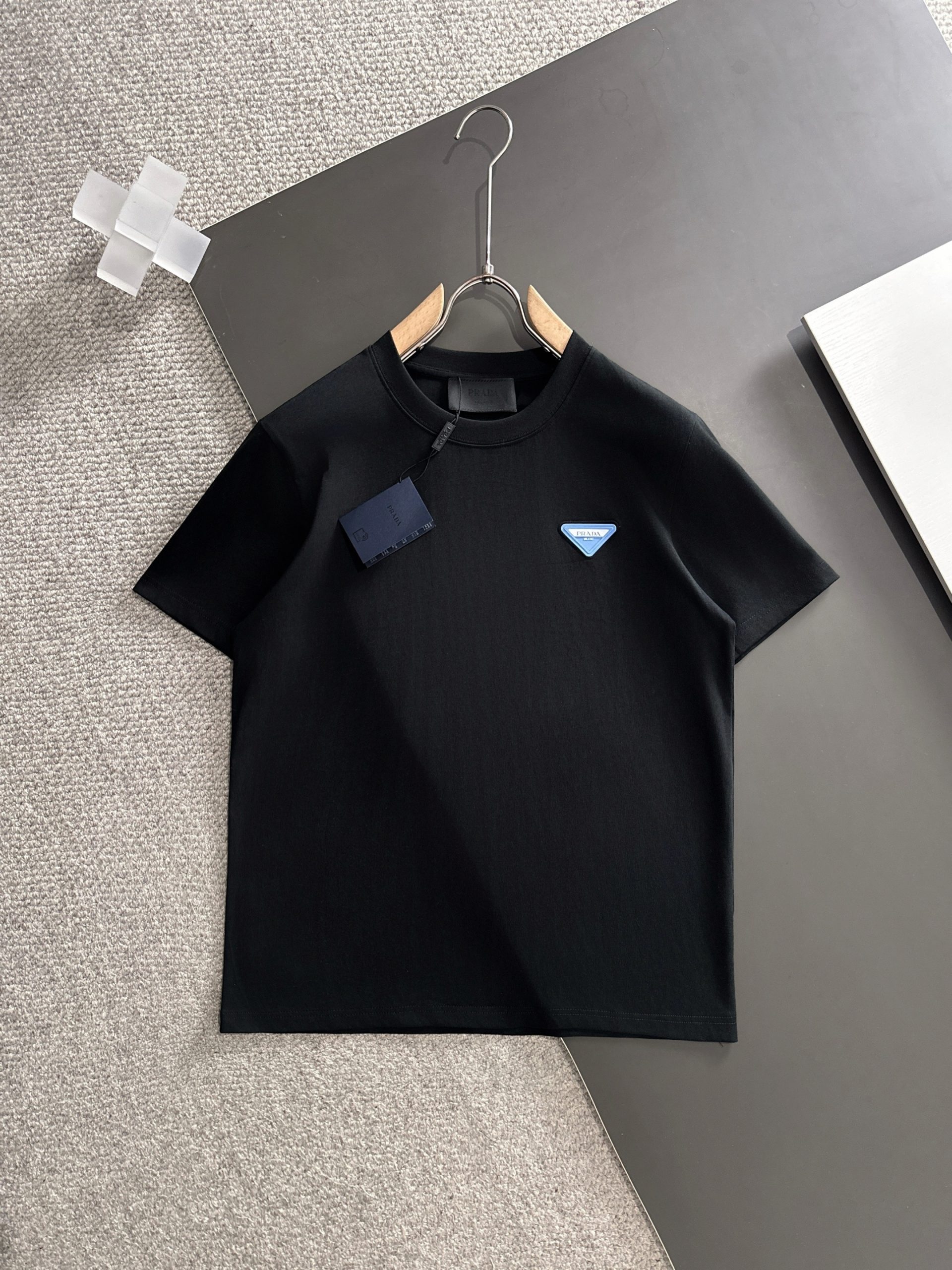 プラダ 26 新作が登場 半袖Tシャツ トップス メンズ