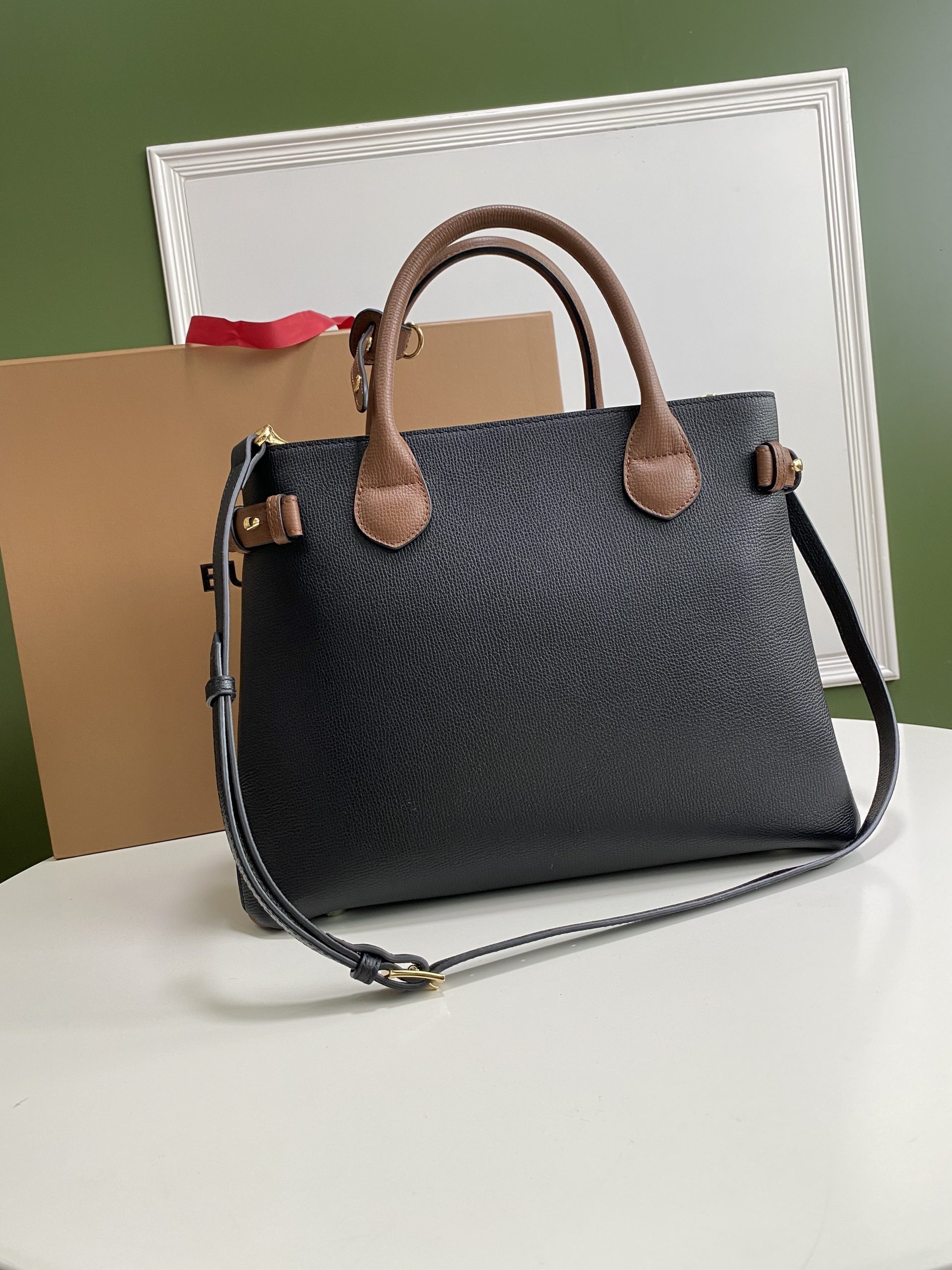 バーバリー 鞄 The Banner Handbag ボストンバッグ 2603