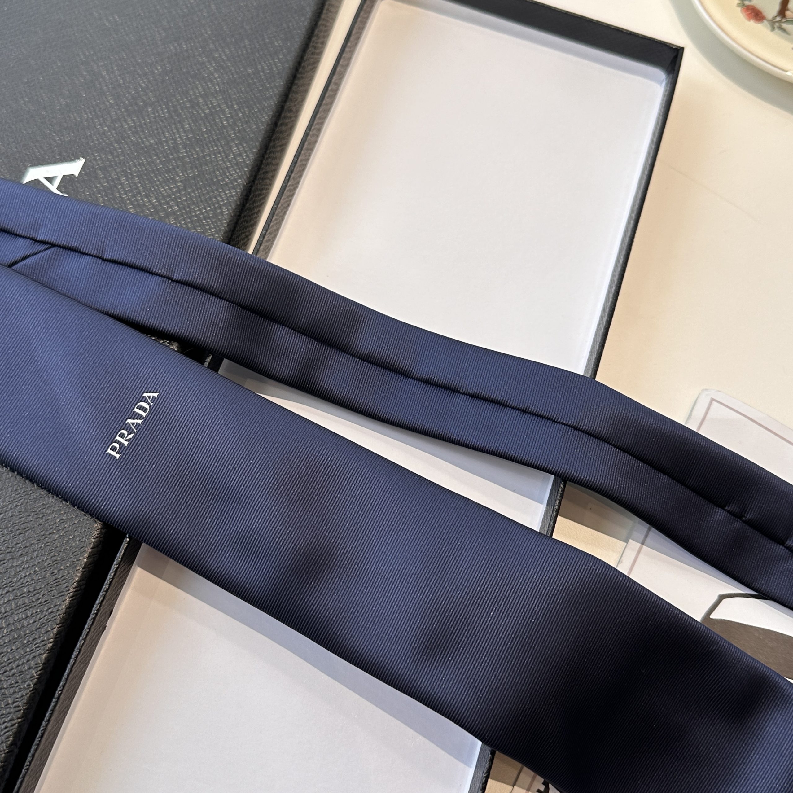 PRADA シルク100％ ジェンダーレス ネクタイ｜上質な光沢 洗練された印象 ギフトにも 2603CYJ80-PRADA-2