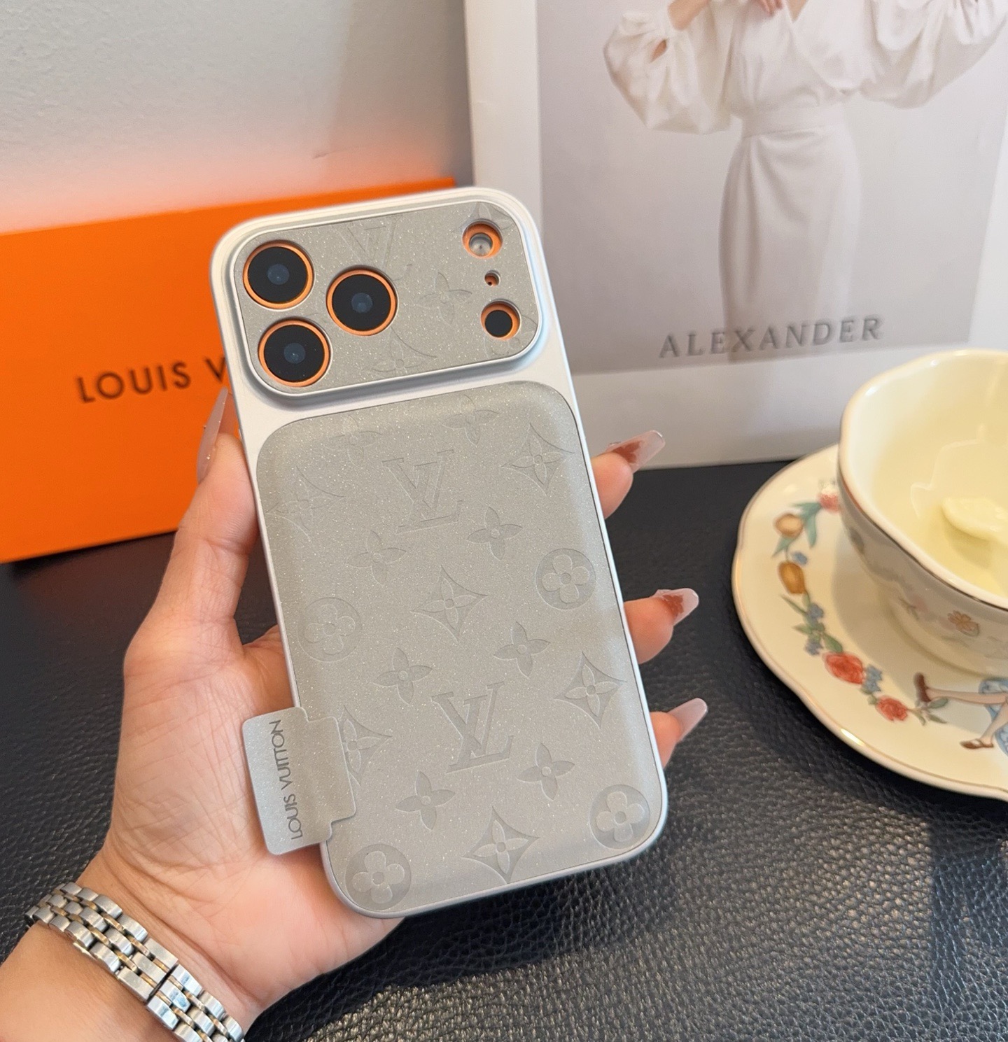 通販 ルイヴィトン 携帯ケースシリーズ iphone17/pro/promax、16/pro/promax、15/pro/promax、14/pro/promax、13/pro/promax AAJ65