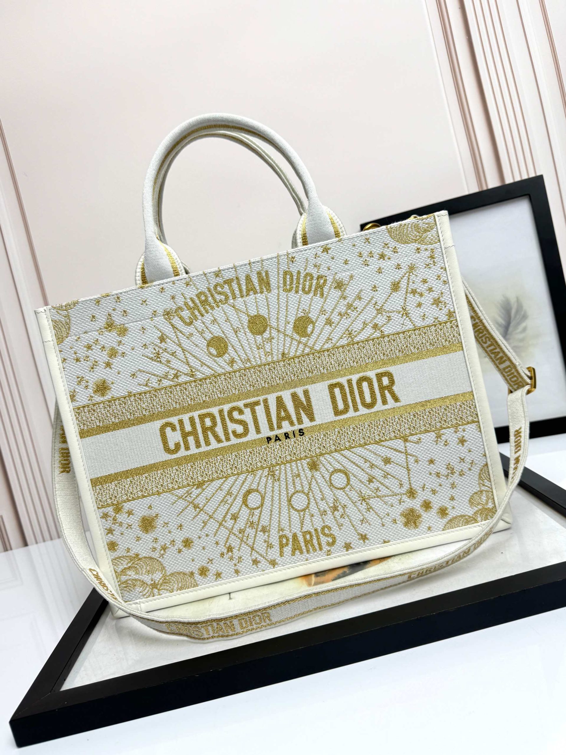 26新作 クリスチャンディオール 鞄 バッグ BOOK TOTE ハンドバッグ M 2601