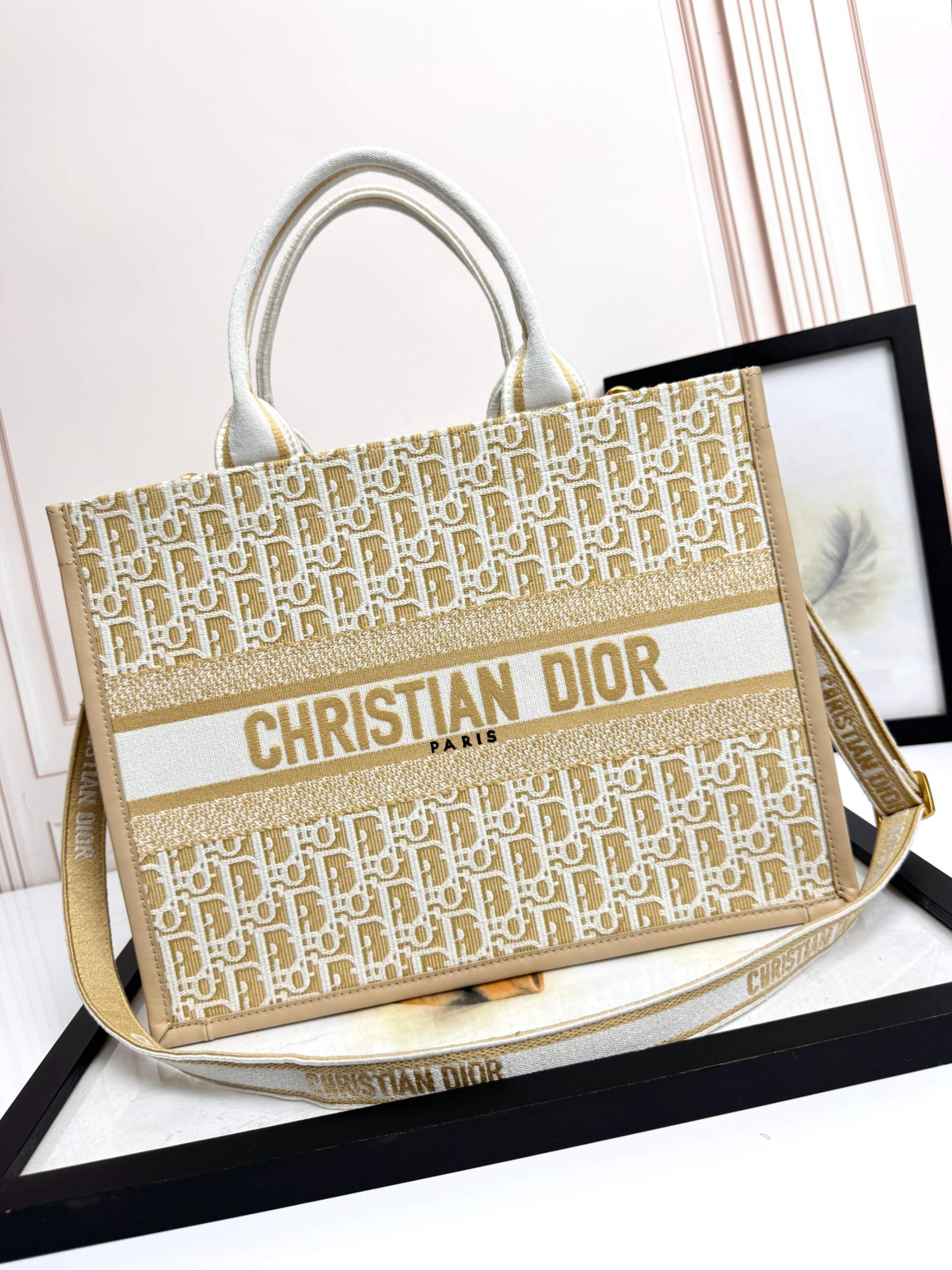 26新作 クリスチャンディオール 鞄 バッグ BOOK TOTE ハンドバッグ M 2601
