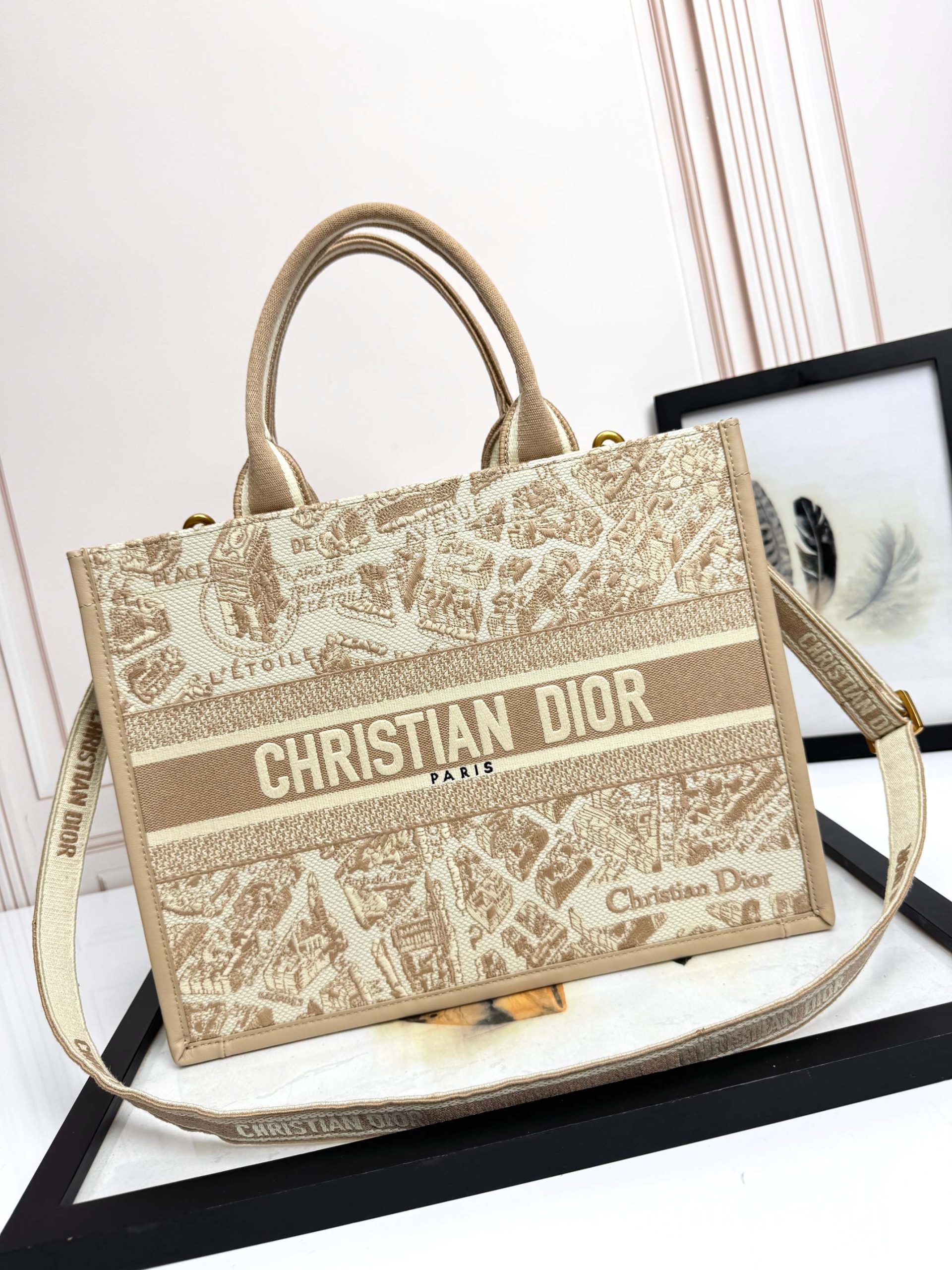 26新作 クリスチャンディオール 鞄 バッグ BOOK TOTE ハンドバッグ M 2601