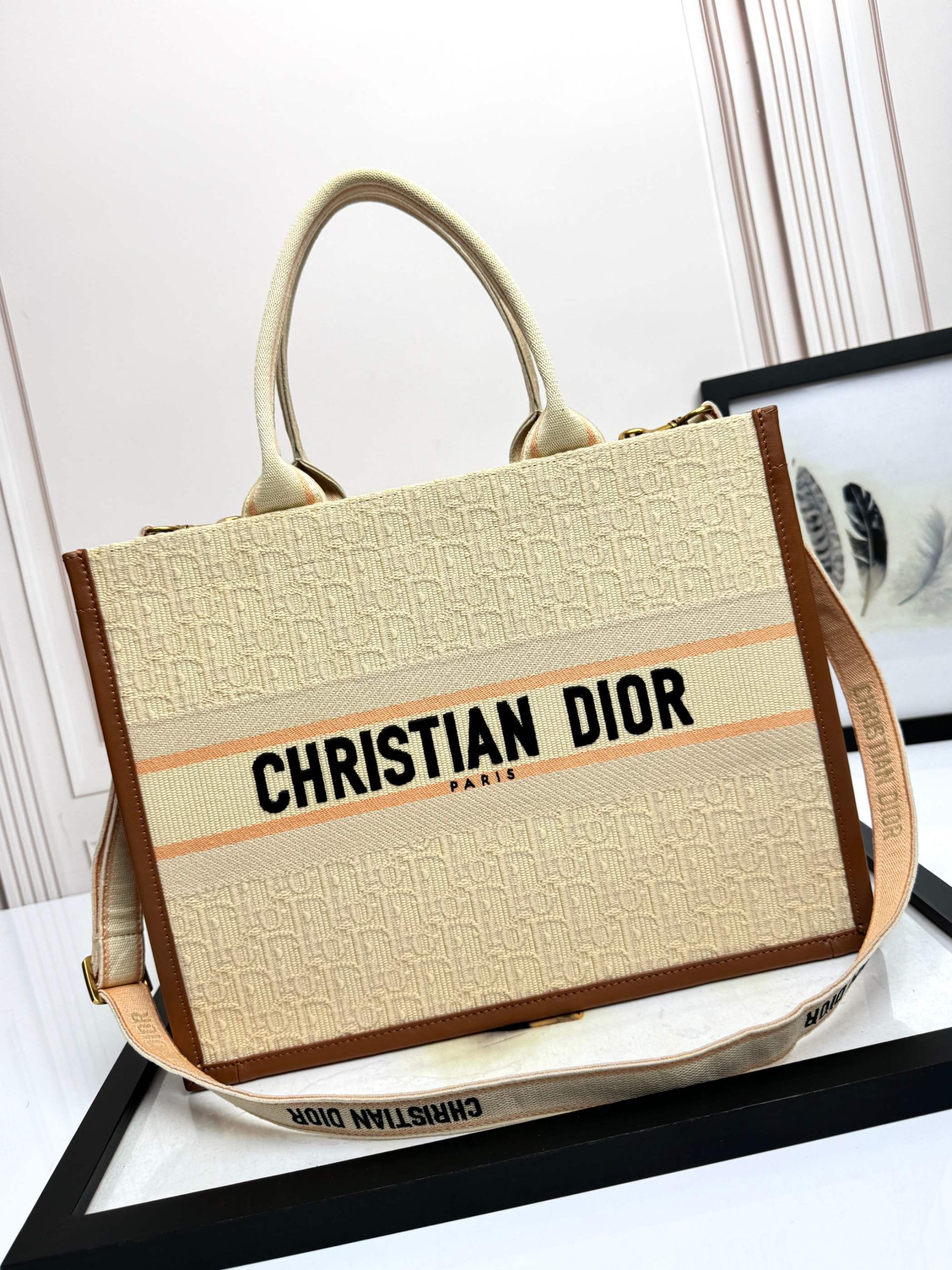 26新作 クリスチャンディオール 鞄 バッグ BOOK TOTE ハンドバッグ M 2601