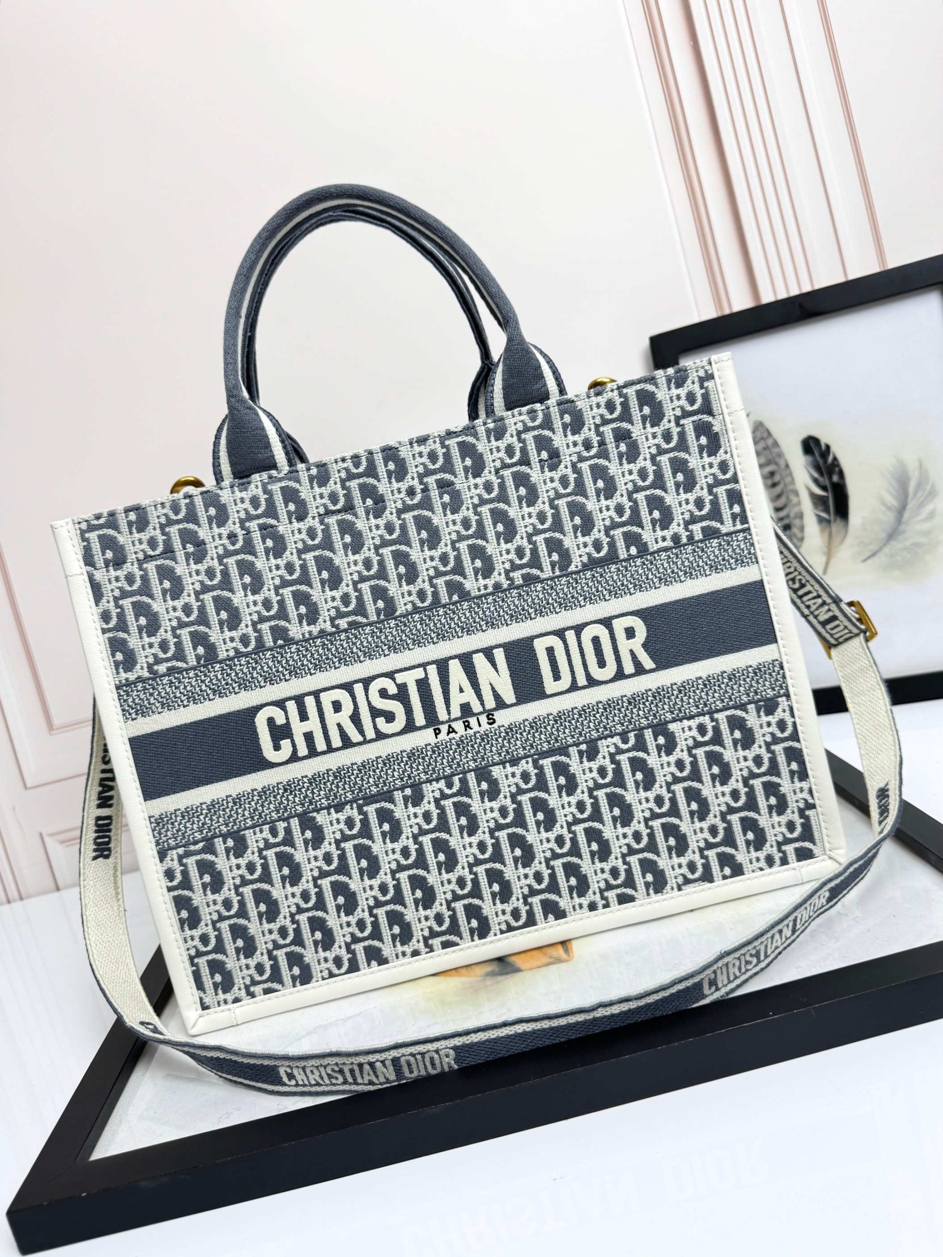 26新作 クリスチャンディオール 鞄 バッグ BOOK TOTE ハンドバッグ M 2601