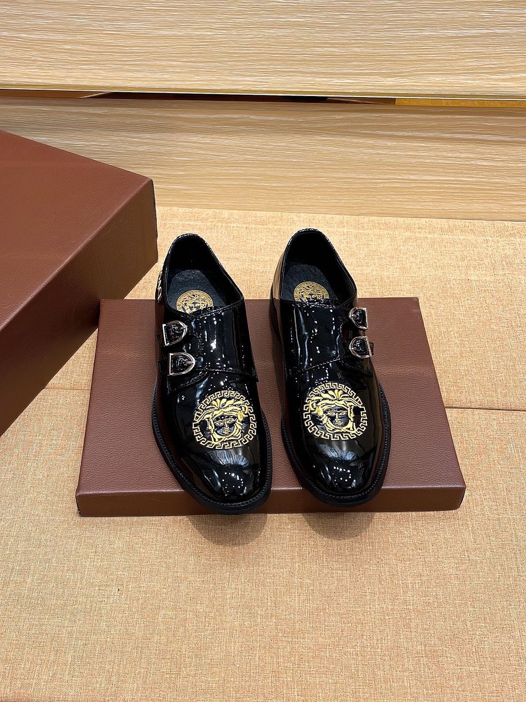 靴新品 ヴェルサーチ フラットシューズ/カジュアルシューズューズ メンズ