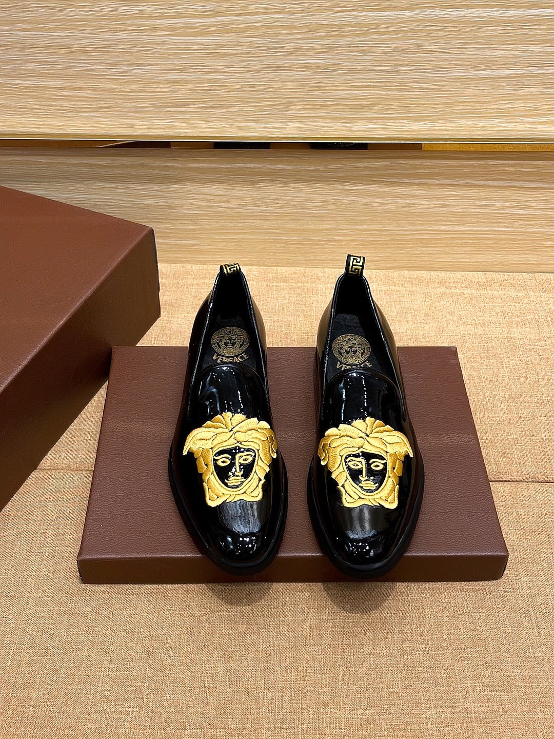 靴新品 ヴェルサーチ フラットシューズ/カジュアルシューズューズ メンズ