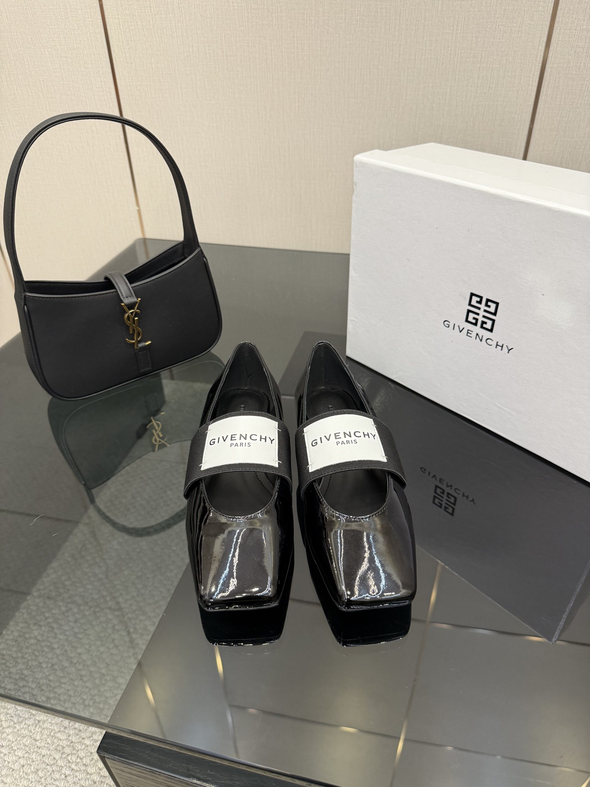 靴 ジバンシィ Shoes フラットシューズ レディース