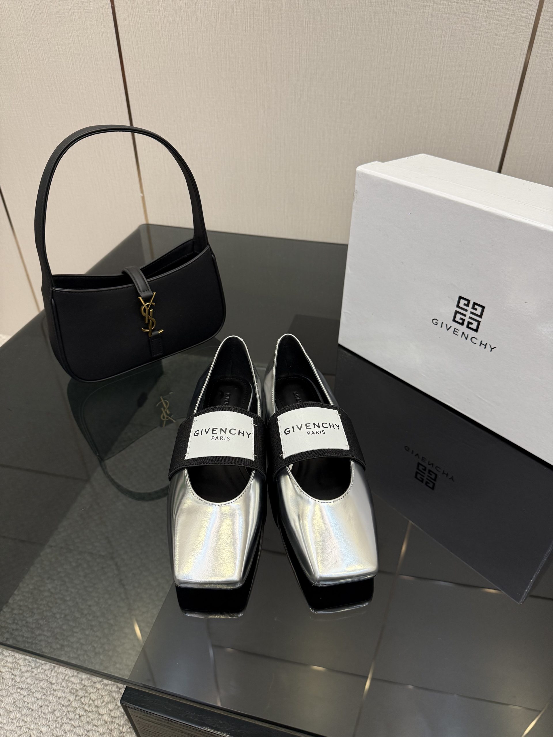靴 ジバンシィ Shoes フラットシューズ レディース