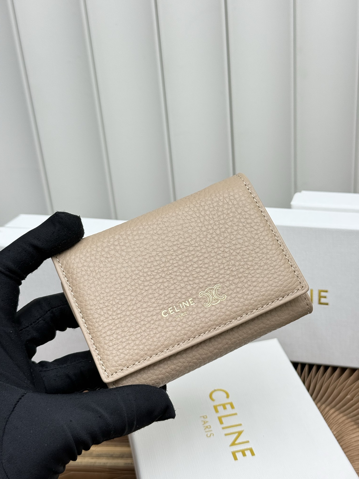 新着アイテム 送料無料 セリーヌ 財布/二つ折り短財布 25612