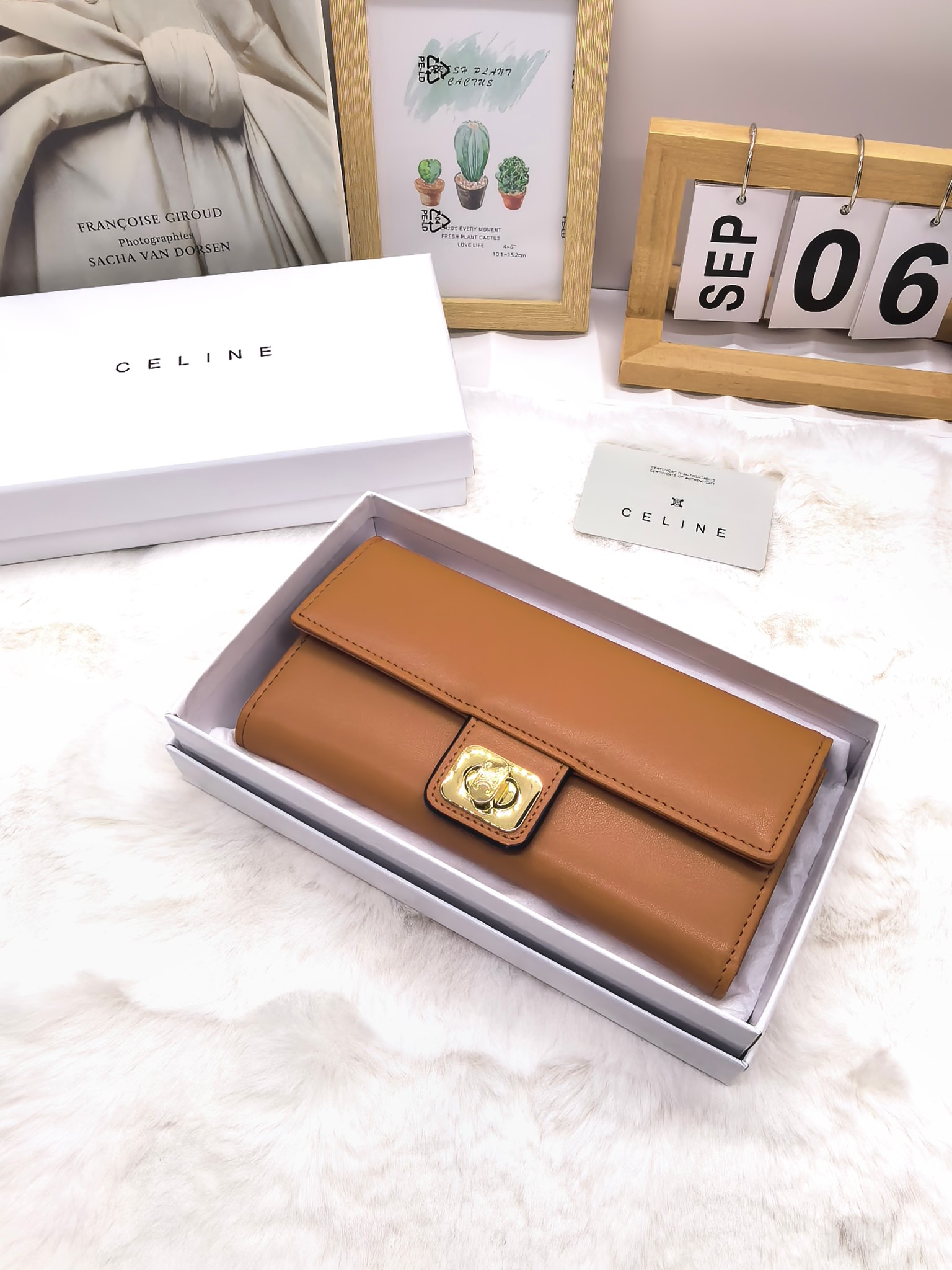 【新品値下受付】 セリーヌ ラウンドファスナー式財布 25612DJJ90-8668-1