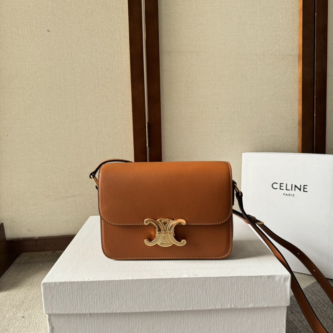 新作通販 超美品 セリーヌ 鞄 ティーントリオンフ 2512
