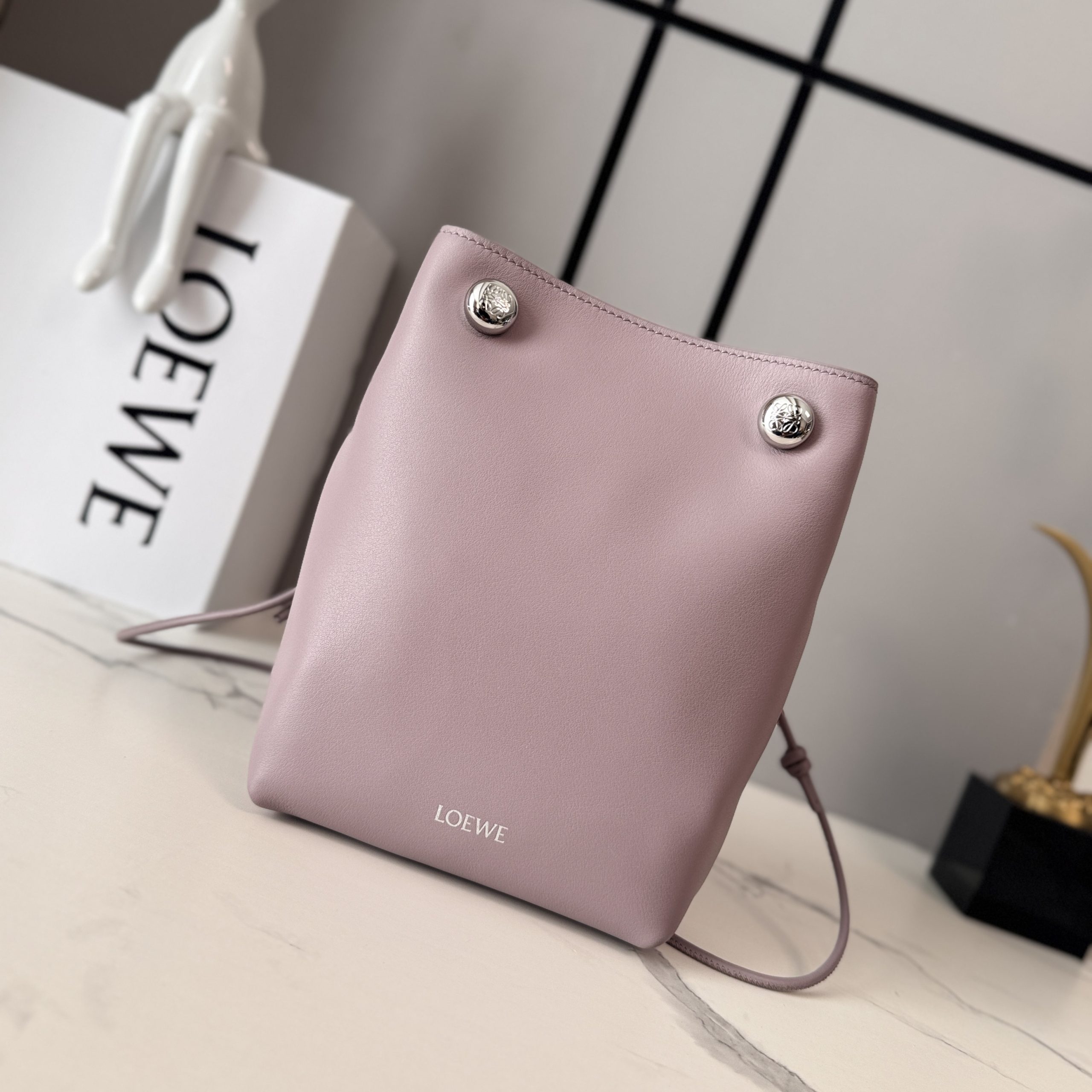 人気ロエベショルダーバッグ PEBBLE POUCH CANBSPP
